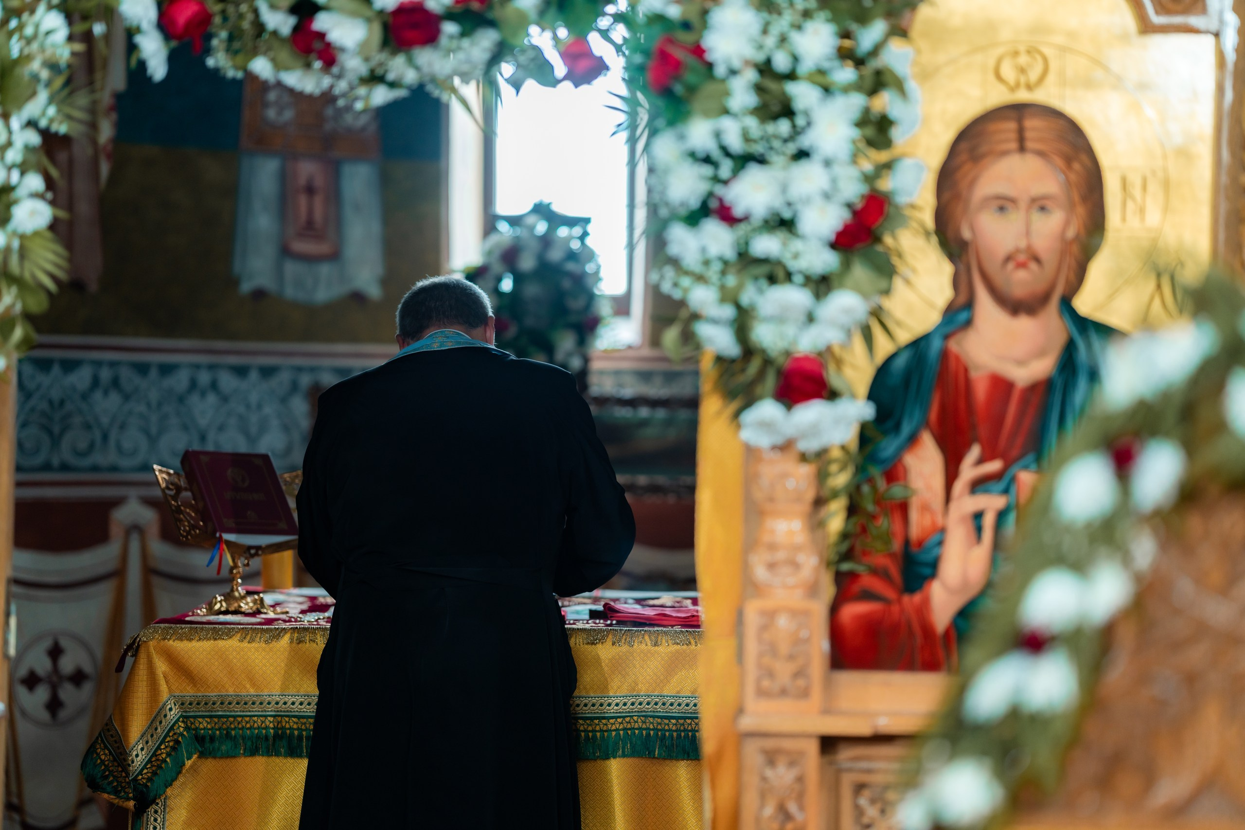 fotograf botez , fotografie botez Botoșani, fotograf Alin Chirilă, amintiri botez, fotografii botez, botez Miruna Parascheva, fotograf copii, fotografie botez în Botoșani-alt="botez , fotografie botez Alin Chirilă, amintiri botez, fotografii emoționante botez Botoșani"-- fotografii-botez-bebelus- amintiri-botez-micuț- moment-sfânt-crestinare- fotografie-emotionanta-botez- detalii-botez-bebelusi- parinti-fericiti-la-botez- fotograf-botez-profesionist- botez-in-biserica-ortodoxa- micuț-botezat-cu-emoție- zâmbete-și-lacrimi-la-botez- bebeluș-la-cristelniță- decor-botez-colorat- botez-cu-dragoste-și-credință- emotie-pura-la-botez- fotograf-botez-botosani- botez-iasi-suceava-fotograf- amintiri-nepretuite-botez-- Preotul ținându-l pe micuțul Mathias Gabriel la botez, în biserica Înălțarea Domnului, Copălău  - Detalii de la botezul lui Mathias – lumânare, trusou și icoană  - Familia lui Mathias Gabriel alături de micuț, în ziua botezului  - Portret emoționant cu mama și bebelușul în brațe, în biserică,fotograf profesionist evenimente Botoșani, Iași, Suceava, Fălticeni, Bacău, Pașcani, Roman - AlinoFotoStudio by Alin Chirilă - servicii foto nuntă, botez, cununie, ședințe foto creative, albume personalizate, fotografii emoționante și calitative pentru cele mai importante momente din viață,fotograf nuntă Botoșani Alin Chirilă,  ședință foto botez Iași - AlinoFotoStudio,  servicii fotograf profesionist evenimente Suceava,  fotograf cununie civilă Fălticeni - Alin Chirilă,  album foto nuntă personalizat Bacău.“Bebeluș botezat în biserică, ținut în brațe de nași”	•	“Detaliu cu lumânarea de botez decorată cu flori albe”	•	“Părinți emoționați alături de copilul lor la ceremonia de botez”	•	“Masa festivă de botez cu decor tematic și tort personalizat”	•	“Momentul în care preotul toarnă apă sfințită pe fruntea bebelușului”	“Bebeluș în rochie albă de botez, zâmbind în brațele mamei”	•	“Detaliu cu cruciulița de botez așezată pe o pernă de satin”	•	“Părinți și nași aprinzând lumânările în timpul ceremoniei de botez”	•	“Tort de botez decorat cu figurine tematice și numele copilului”	•	“Copil botezat dormind liniștit în pătuțul decorat festiv”	•	“Momentul în care preotul binecuvântează copilul în fața altarului”	•	“Invitați adunându-se în jurul mesei festive la petrecerea de botez”	•	“Bebeluș ținând în mână o jucărie personalizată primită la botez”	•	“Familie fericită pozând împreună după ceremonia de botez”	•	“Decor tematic cu baloane și flori la locația petrecerii de botez” fotograf Botoșani fotograf evenimente fotograf botez Alin Chirila fotograf alinofotostudio.fotograf botez Amelis Maria, fotografie botez Botoșani, fotograf Alin Chirilă, amintiri botez, fotografii botez, botez Amelis Maria, fotograf copii, fotografie botez în Botoșani,