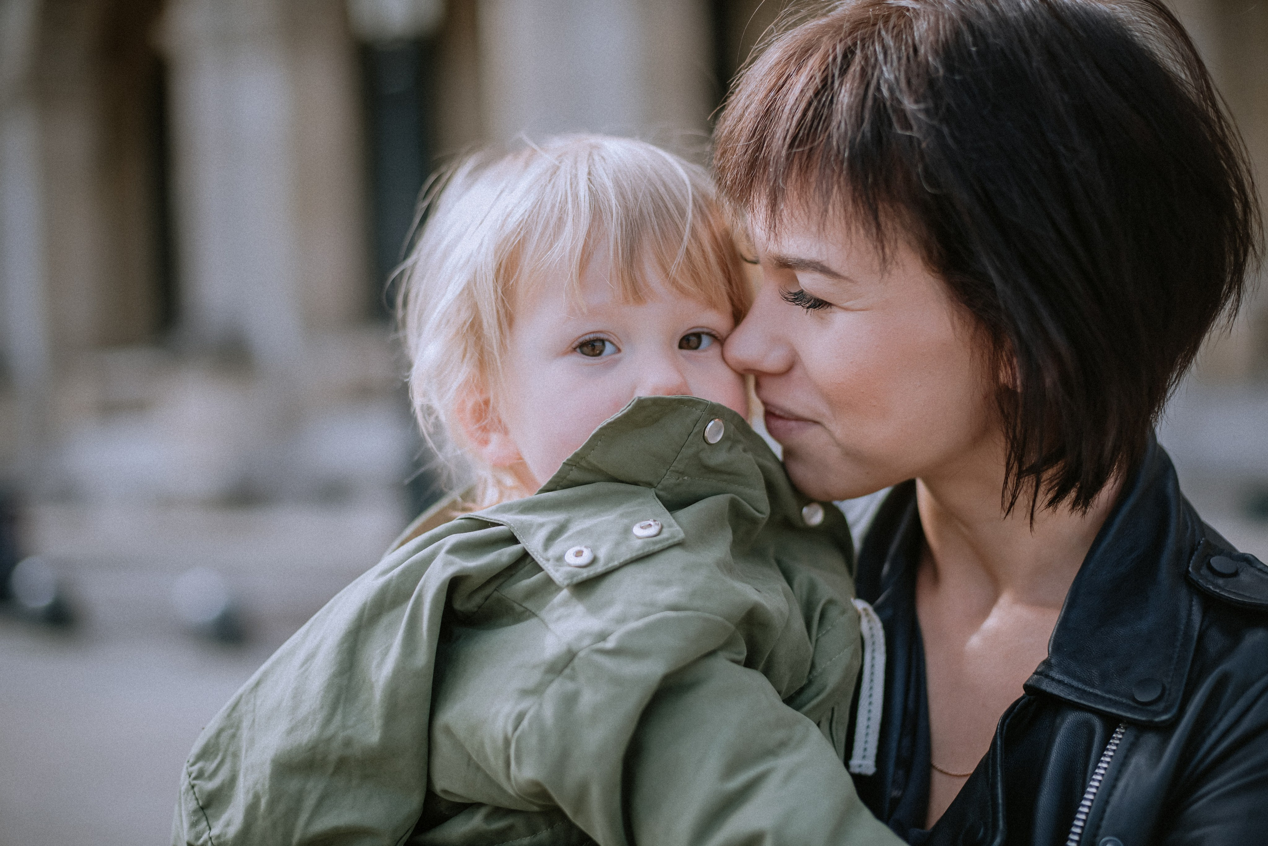 Lifestyle family walk in Tuileries Gardens. Ksenia Marchand/ Lifestyle photographer in Paris