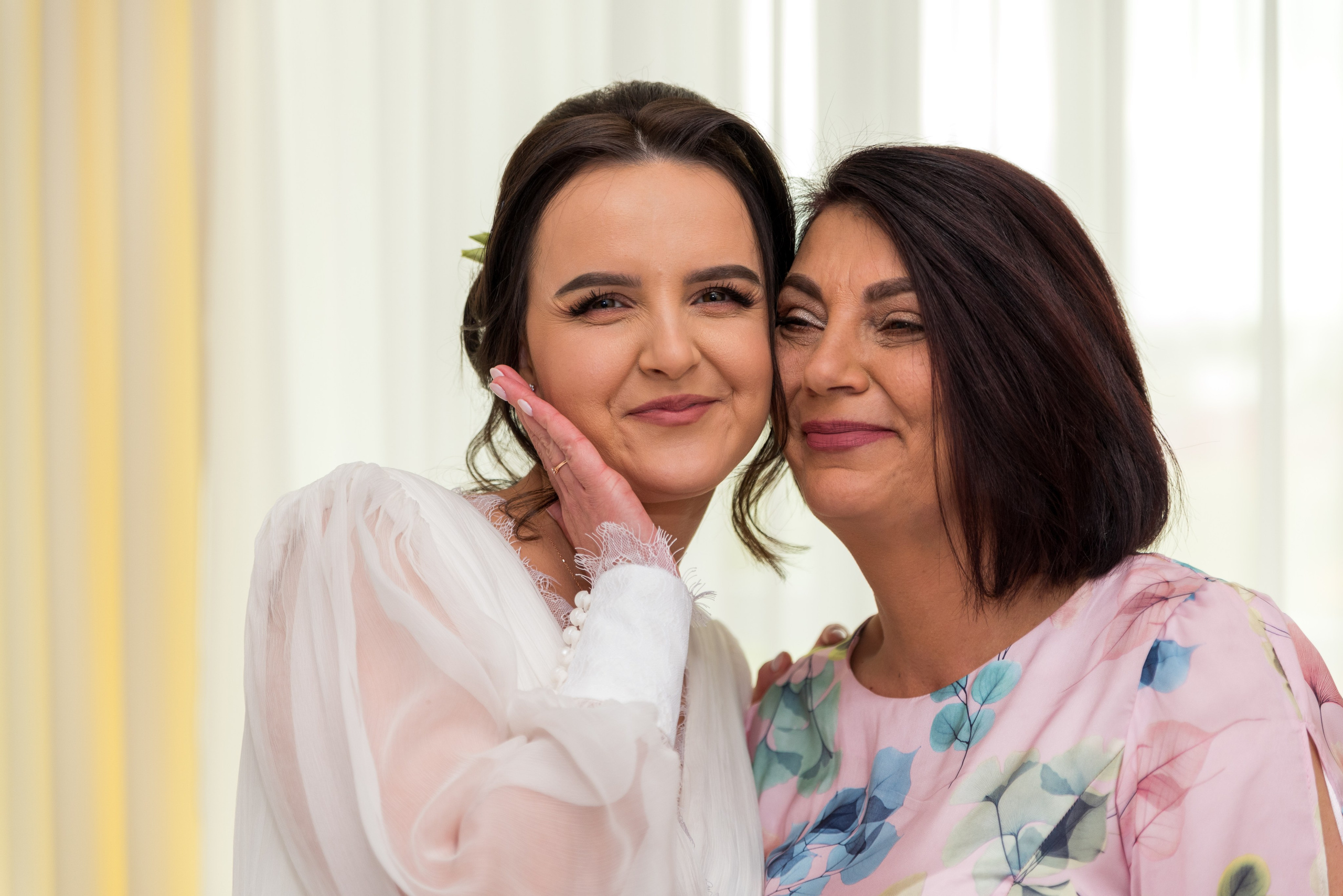 Sedinta foto acasa, fotografii de nunta, fotograf de nunta bucuresti, fotografii nunta acasa, pozing mireasa, obiceiuri, fotografie profesionala nunta, foto mireasa cu mama