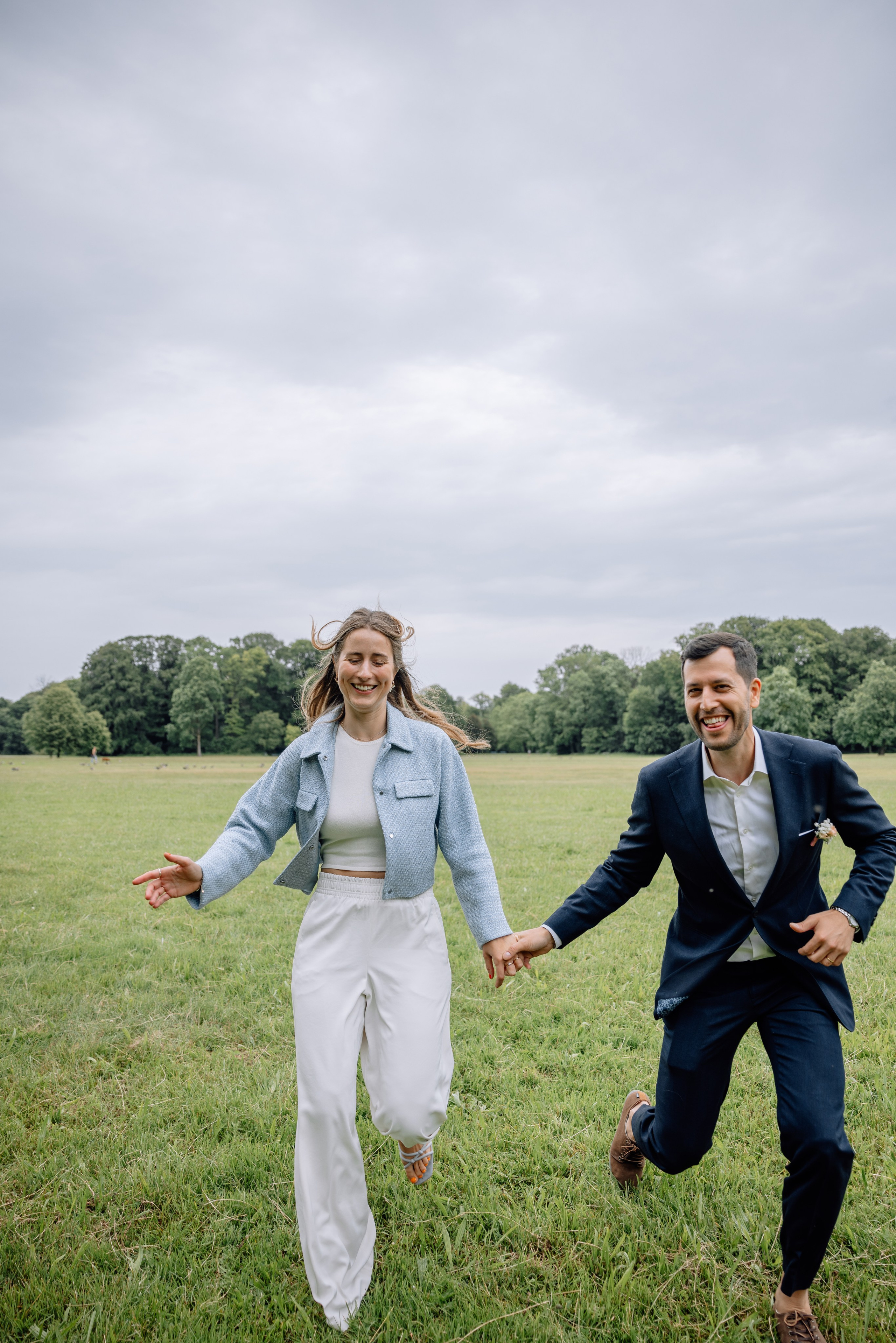 Brautpaar spaziert im Englischen Garten München – Hand in Hand nach Standesamt Schwabing