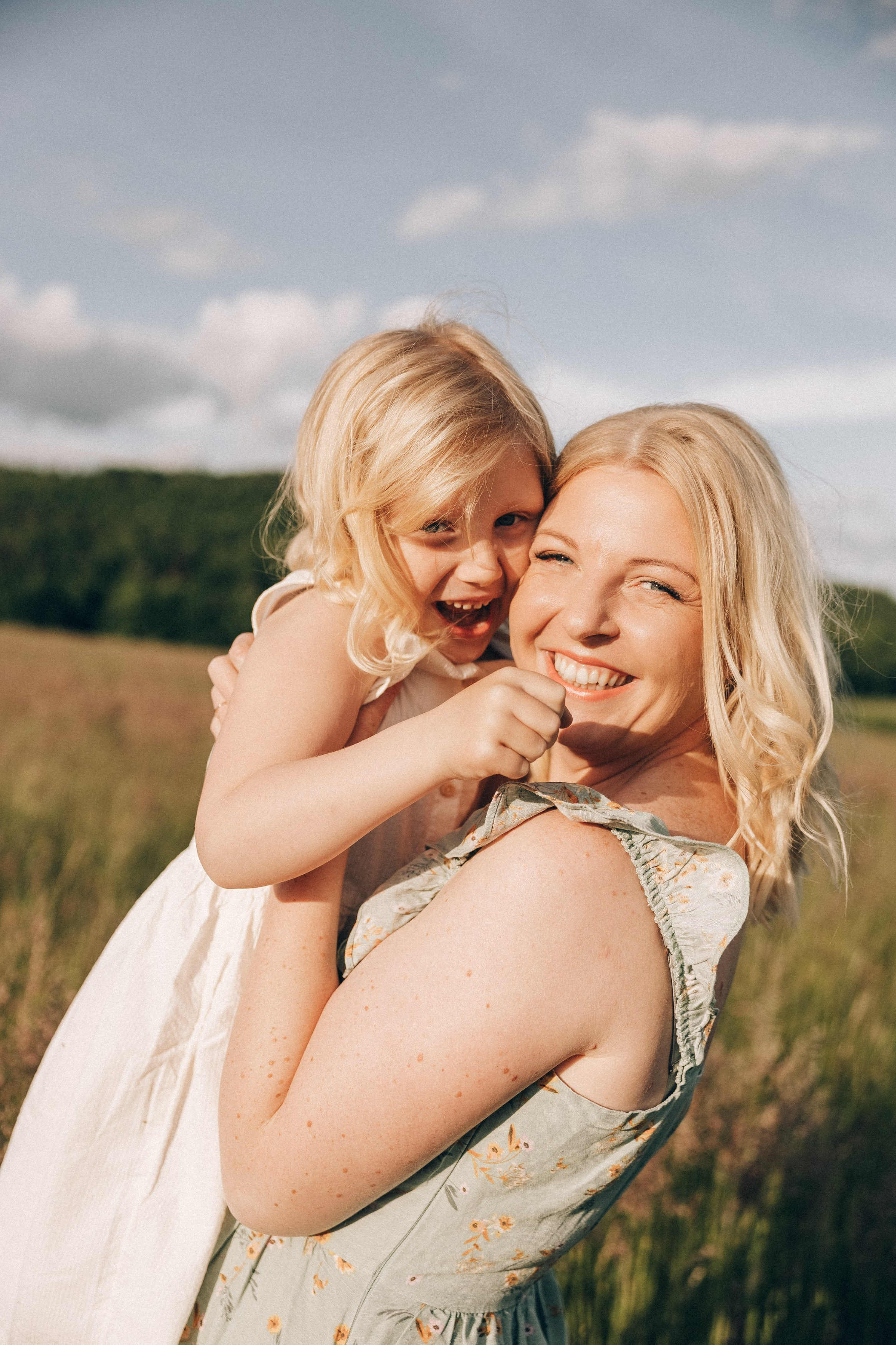 Family photoshoot in a daisy meadow at golden hour — natural light, warm tones, candid moments between a mother and her daughters. Lifestyle and Family Photographer in Pisek Oxana Telupilova