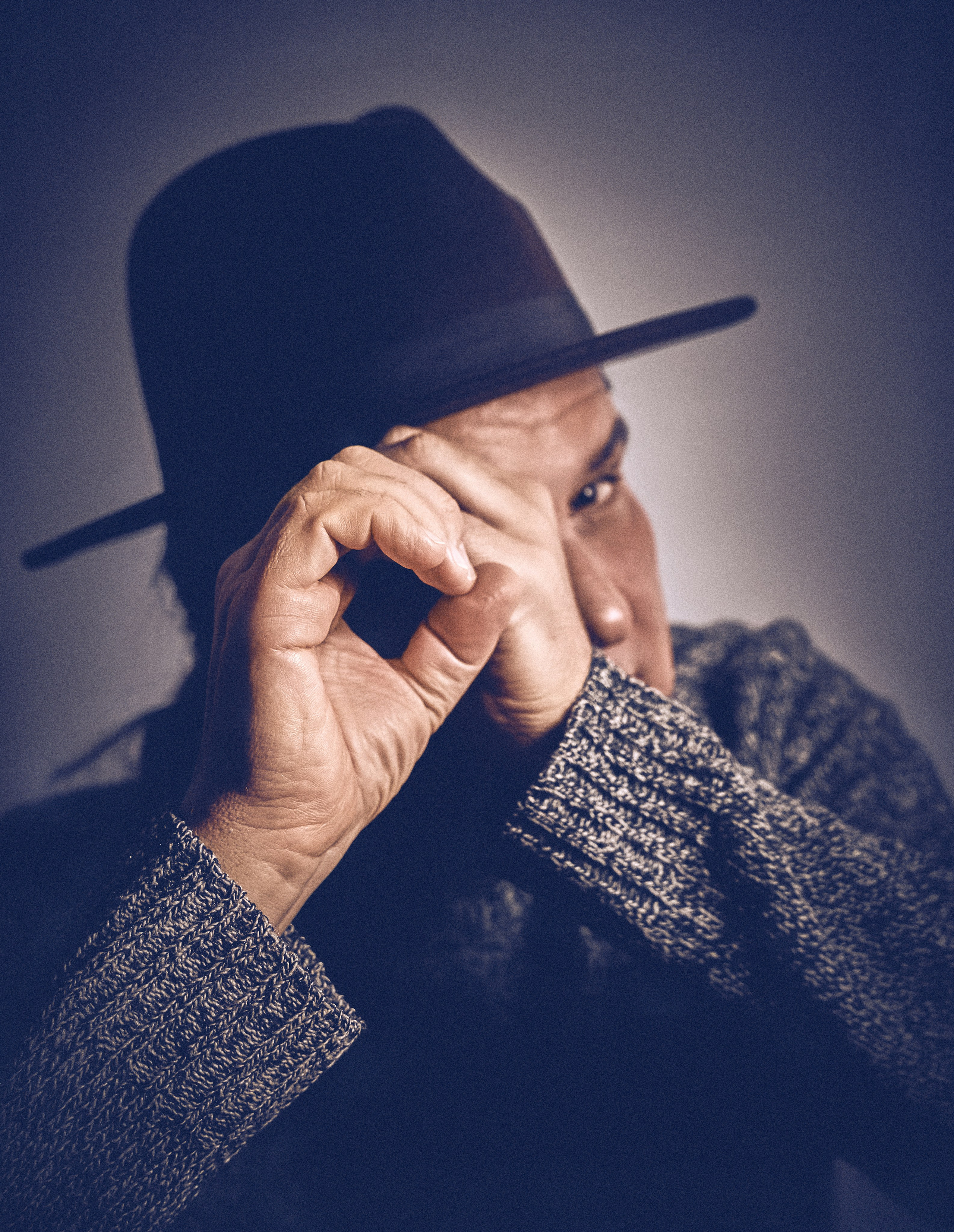 Profesjonalna sesja portretowa w studio fotograficznym - Fotograf Portretowy Andriej Szypiłow - Portret Starego Kumpla w Kolumbijskim Wydaniu - Co kapelusz robi z Człowiekiem?..