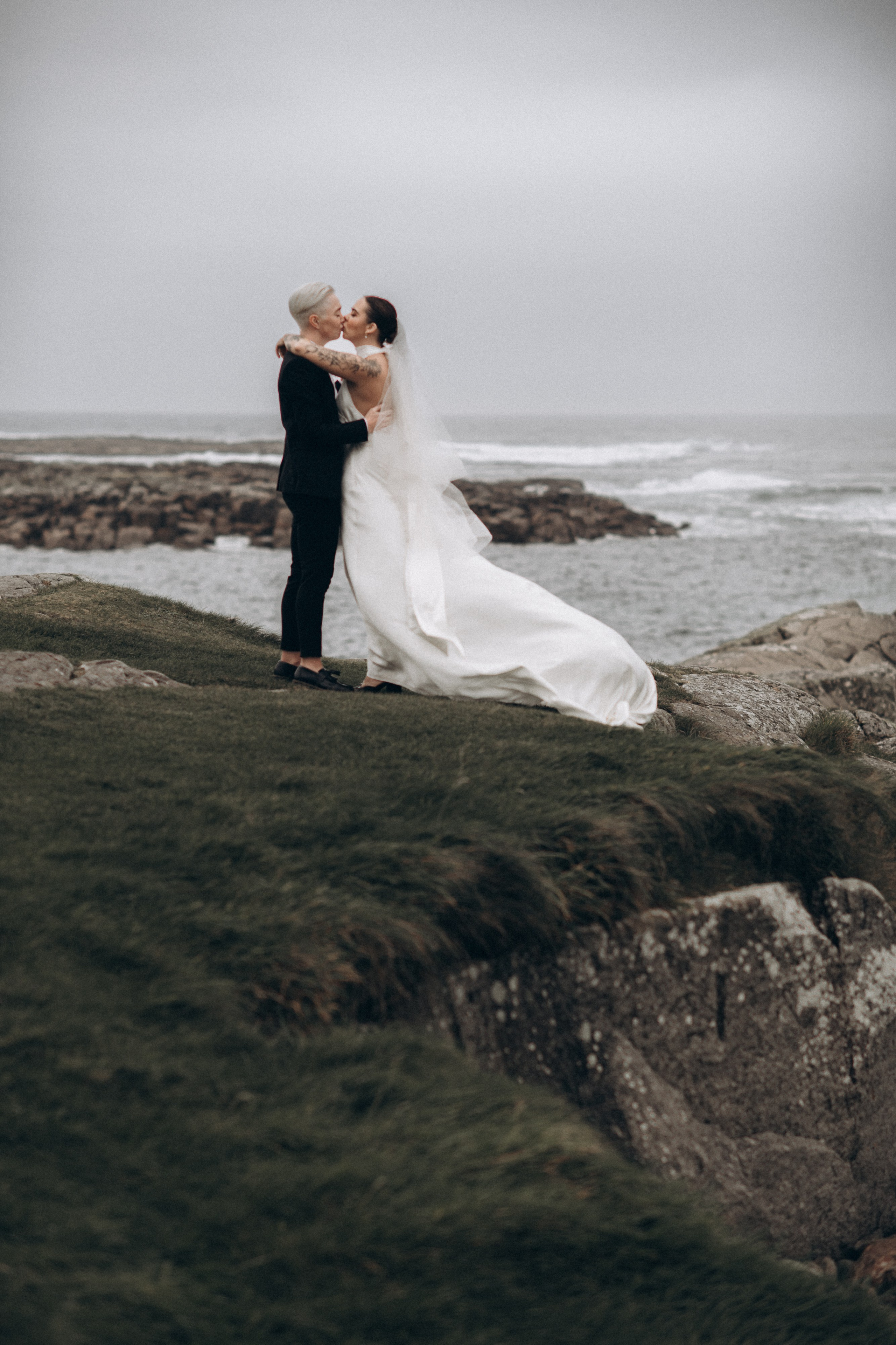 Elopement on the cliffs