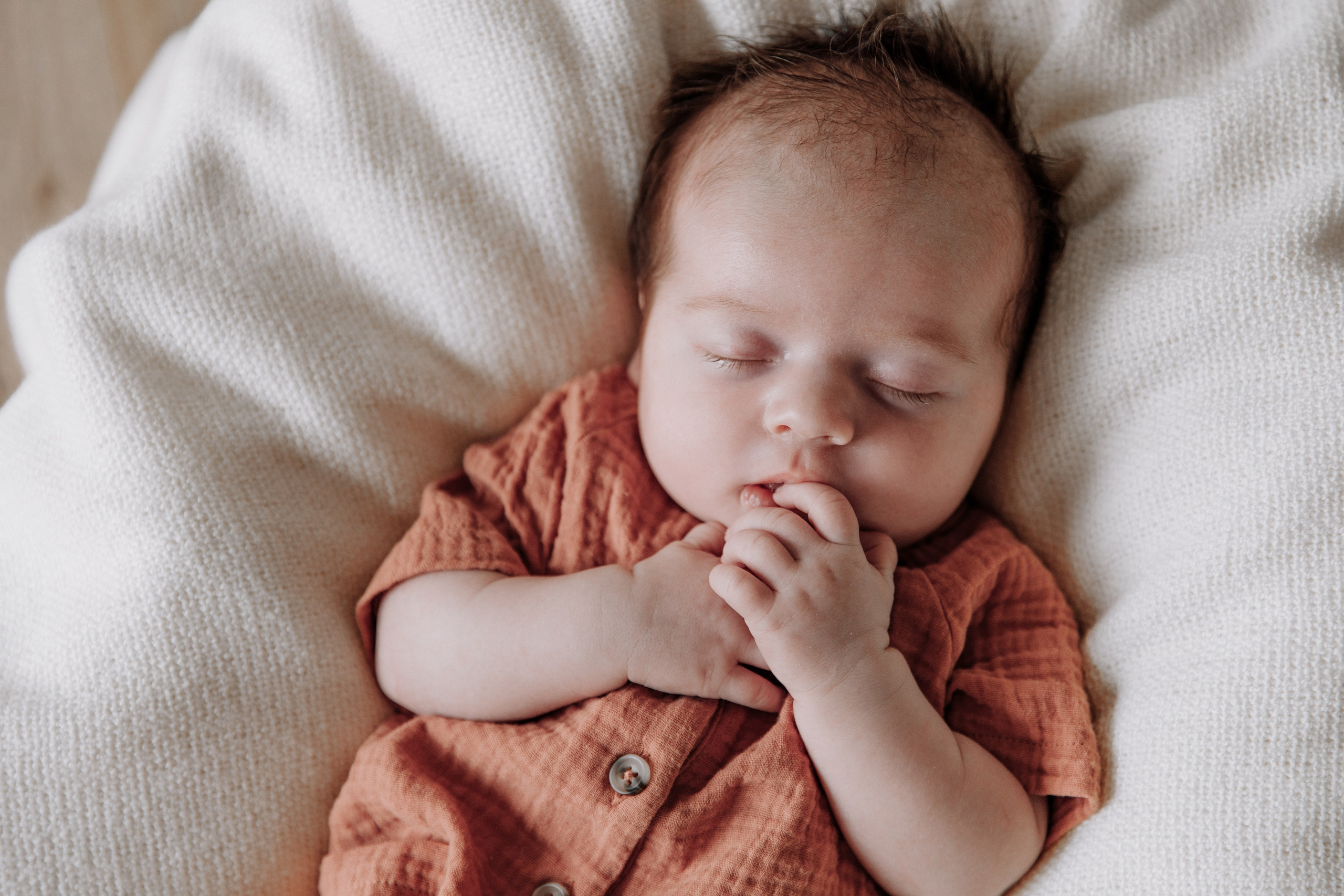 Baby schläft tief und fest während des Fotoshootings.