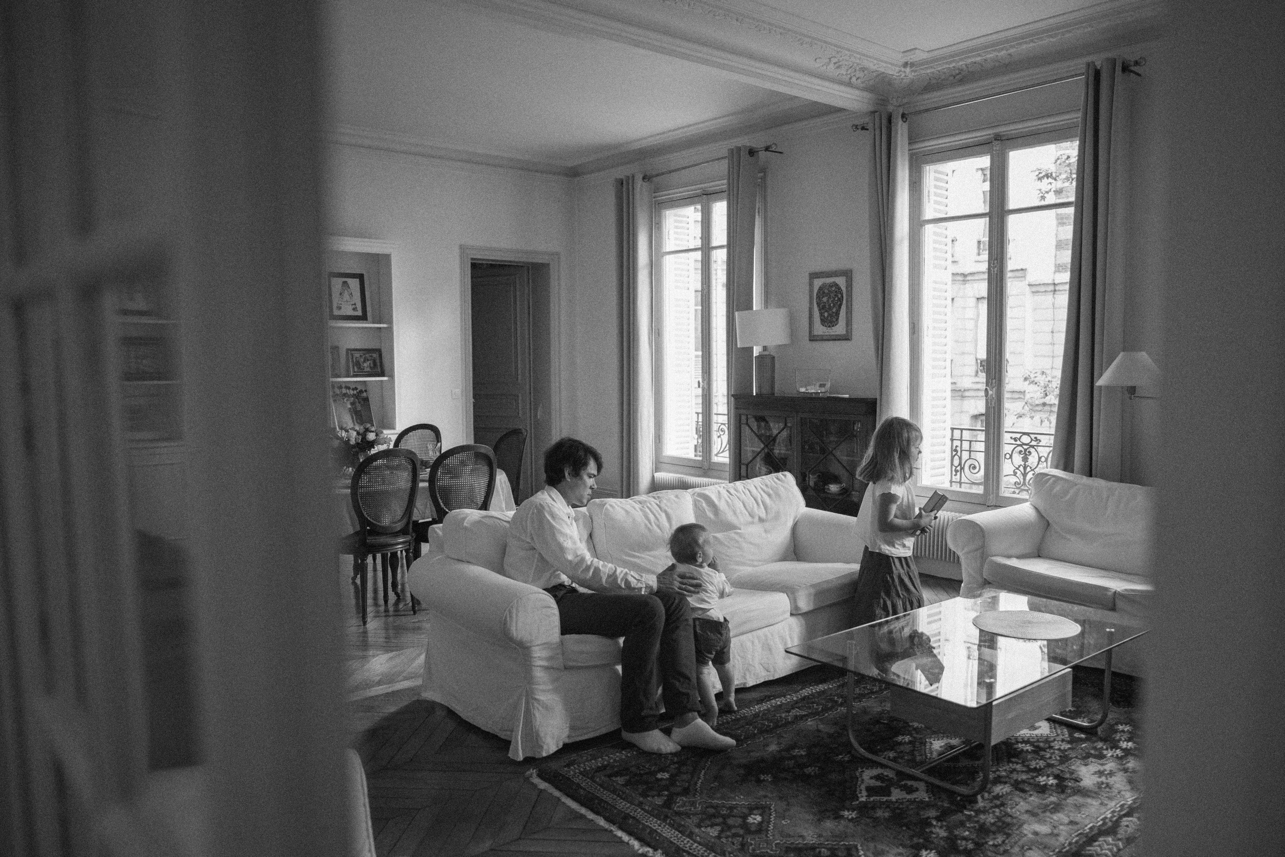 Elegant family moments by the Eiffel tower. Ksenia Marchand/ Lifestyle photographer in Paris