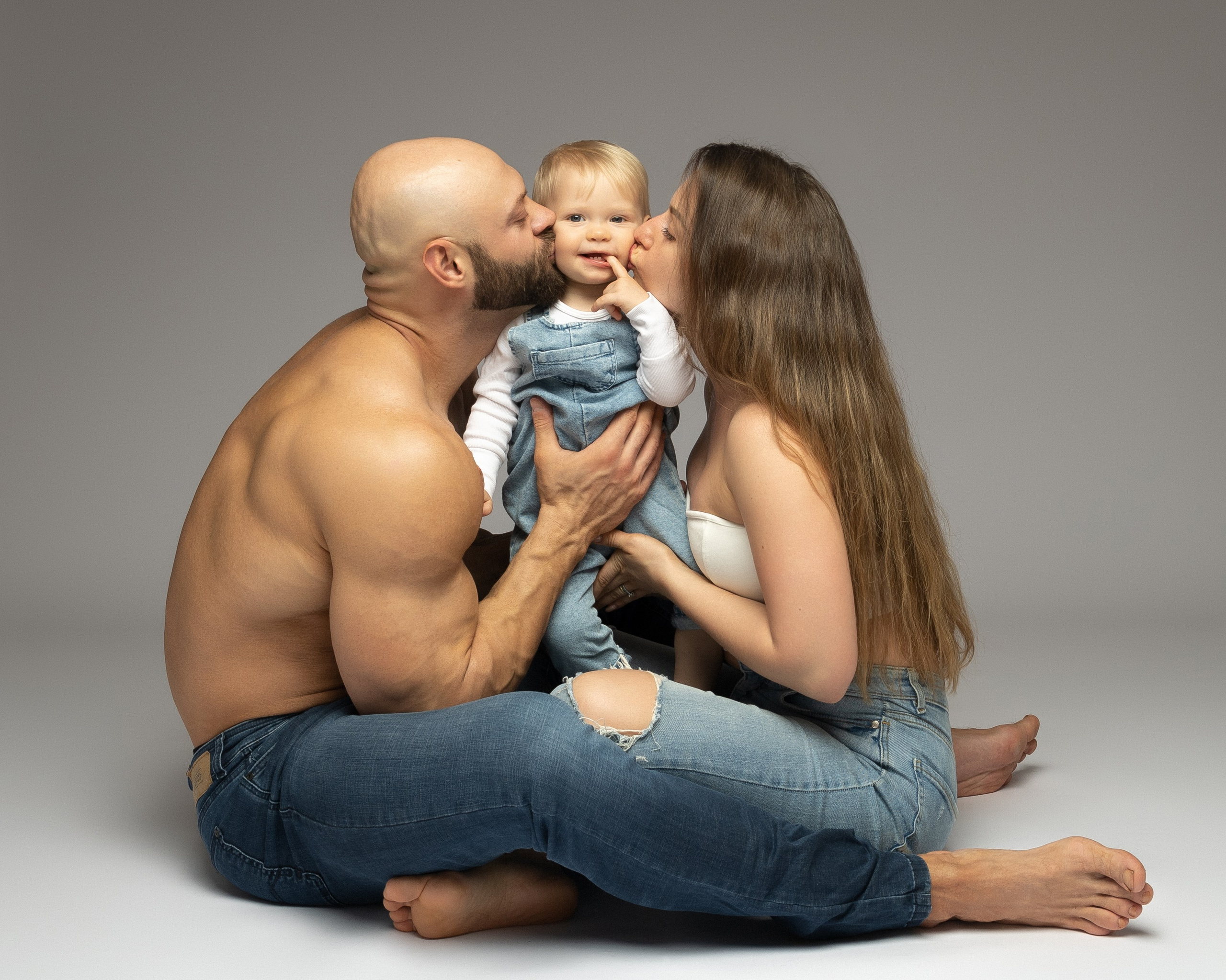 Alex und Anastasija teilen einen Kuss – glückliche Eltern im Familienglück