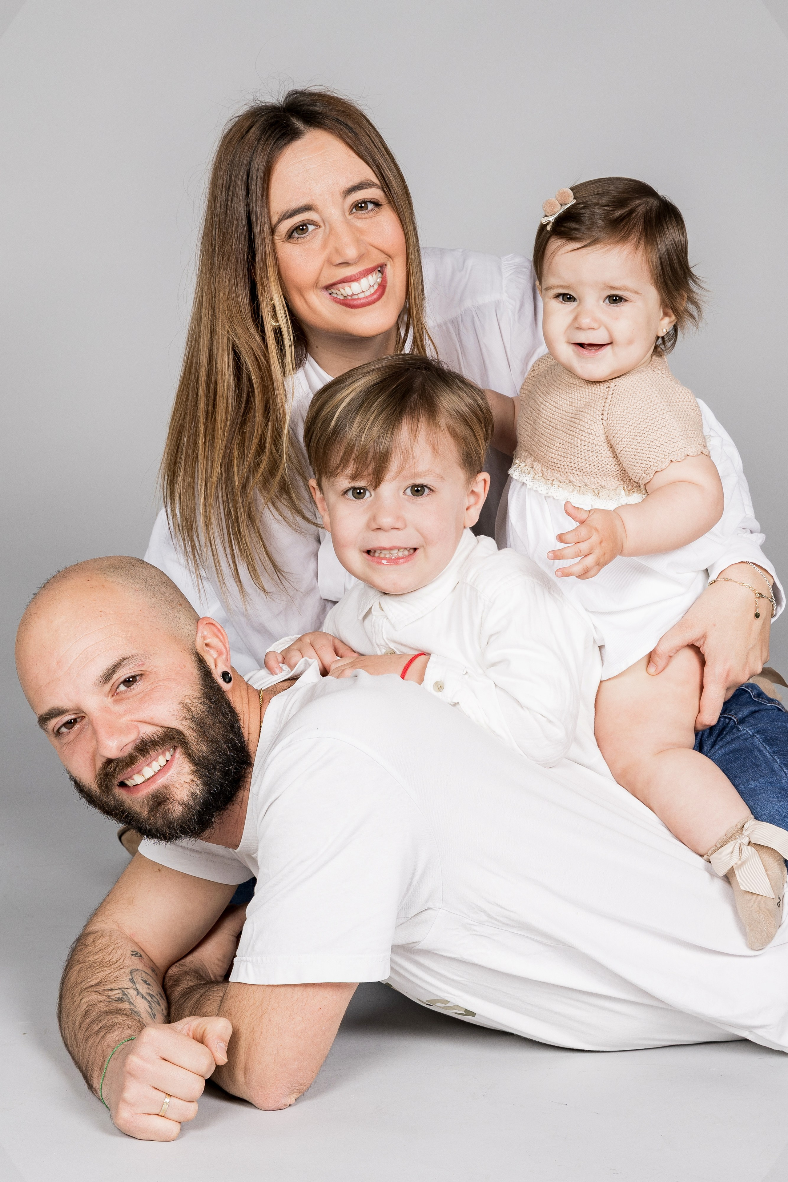 Sesión de fotos 1 año con familia y tarta | Rainbox. Rainbox Estudio de Fotografía