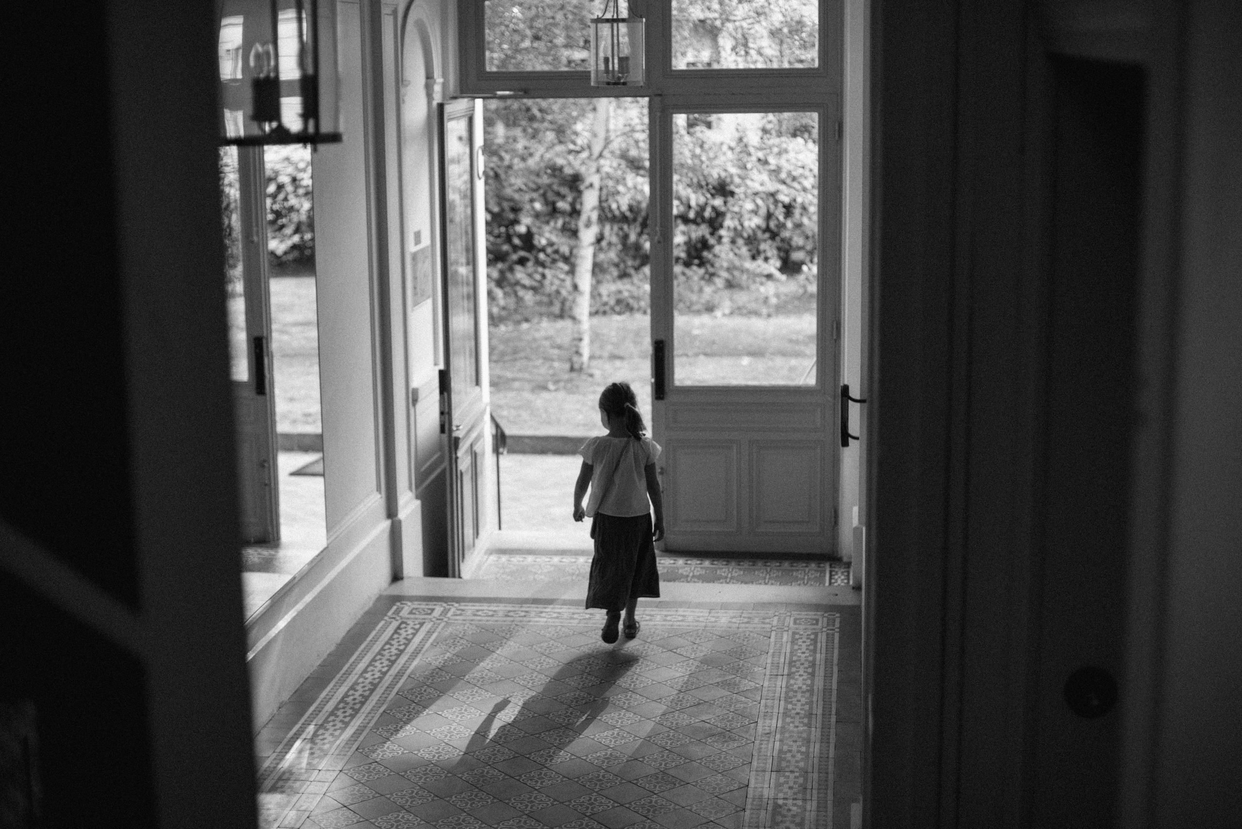 Elegant family moments by the Eiffel tower. Ksenia Marchand/ Lifestyle photographer in Paris