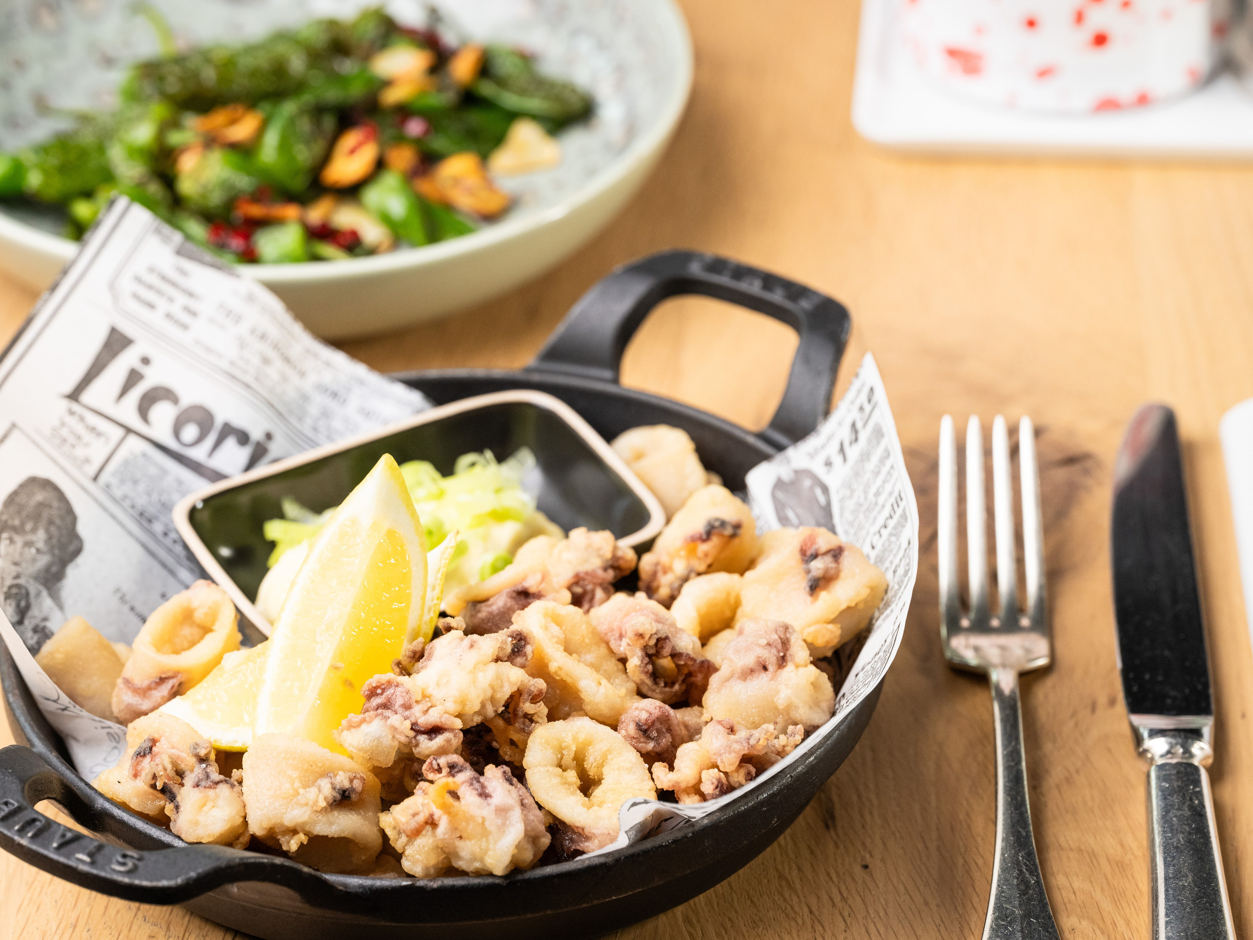 Detaliu cu plating gastronomic contemporan, ideal pentru branding-ul restaurantelor de fine dining