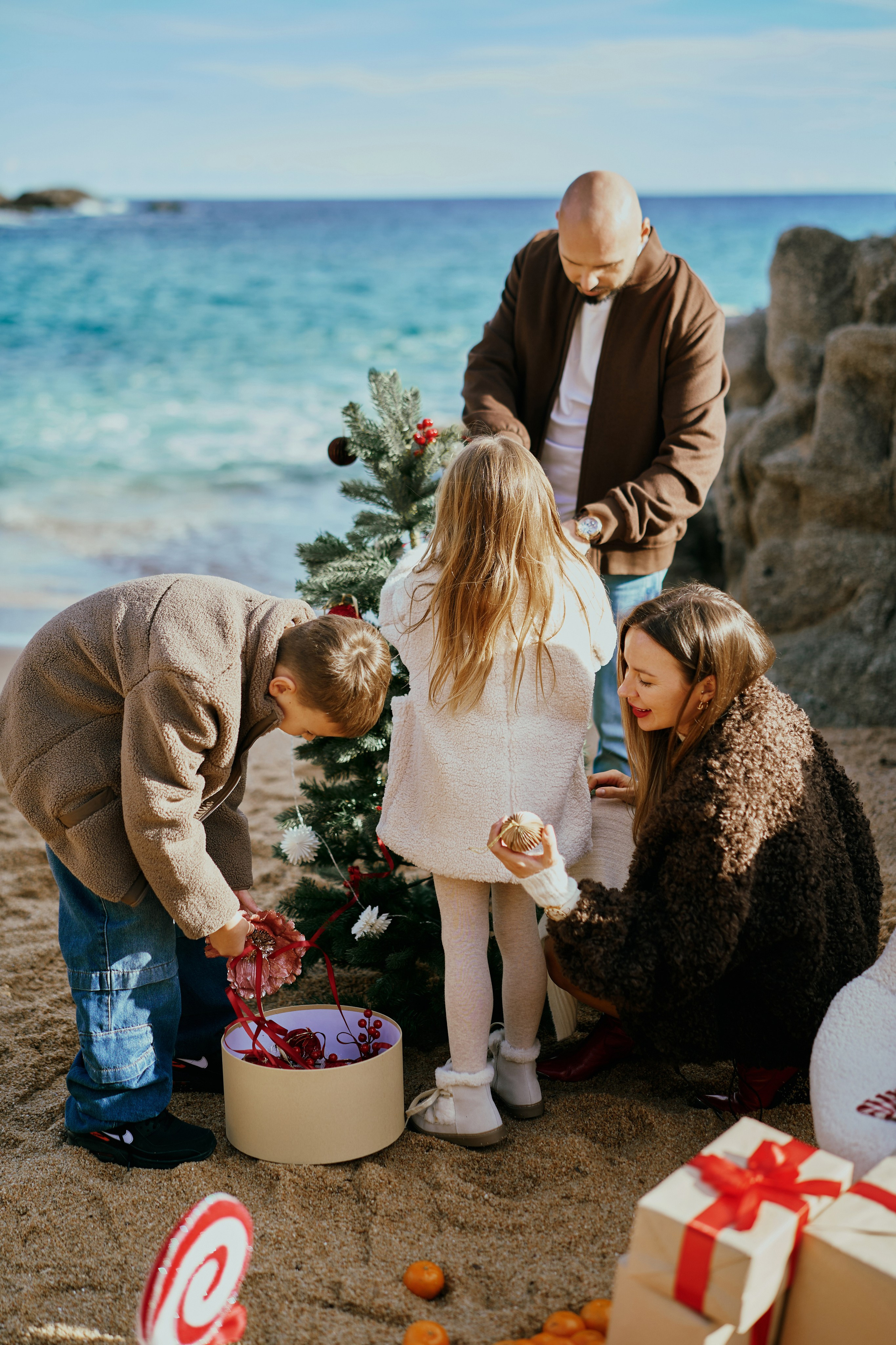 Елка на пляже. Веселая компания. Фотограф в Барселоне Жанна Захарченко