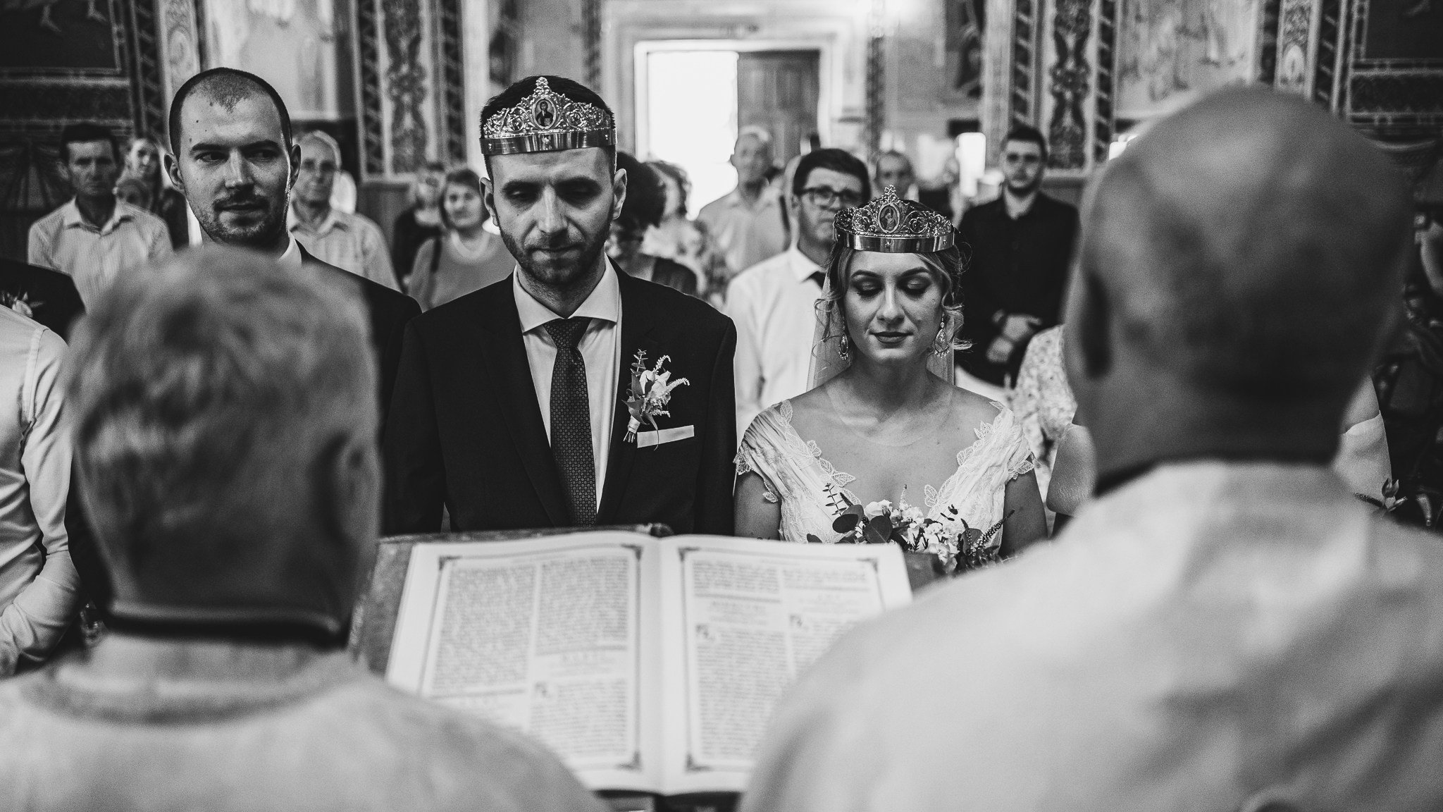 Moment emoționant între miri în ziua nunții, surprins într-un cadru natural și romantic, la Conacul din Livada. Fotografie de nuntă profesională, editată artistic pentru a evidenția emoția și eleganța evenimentului.