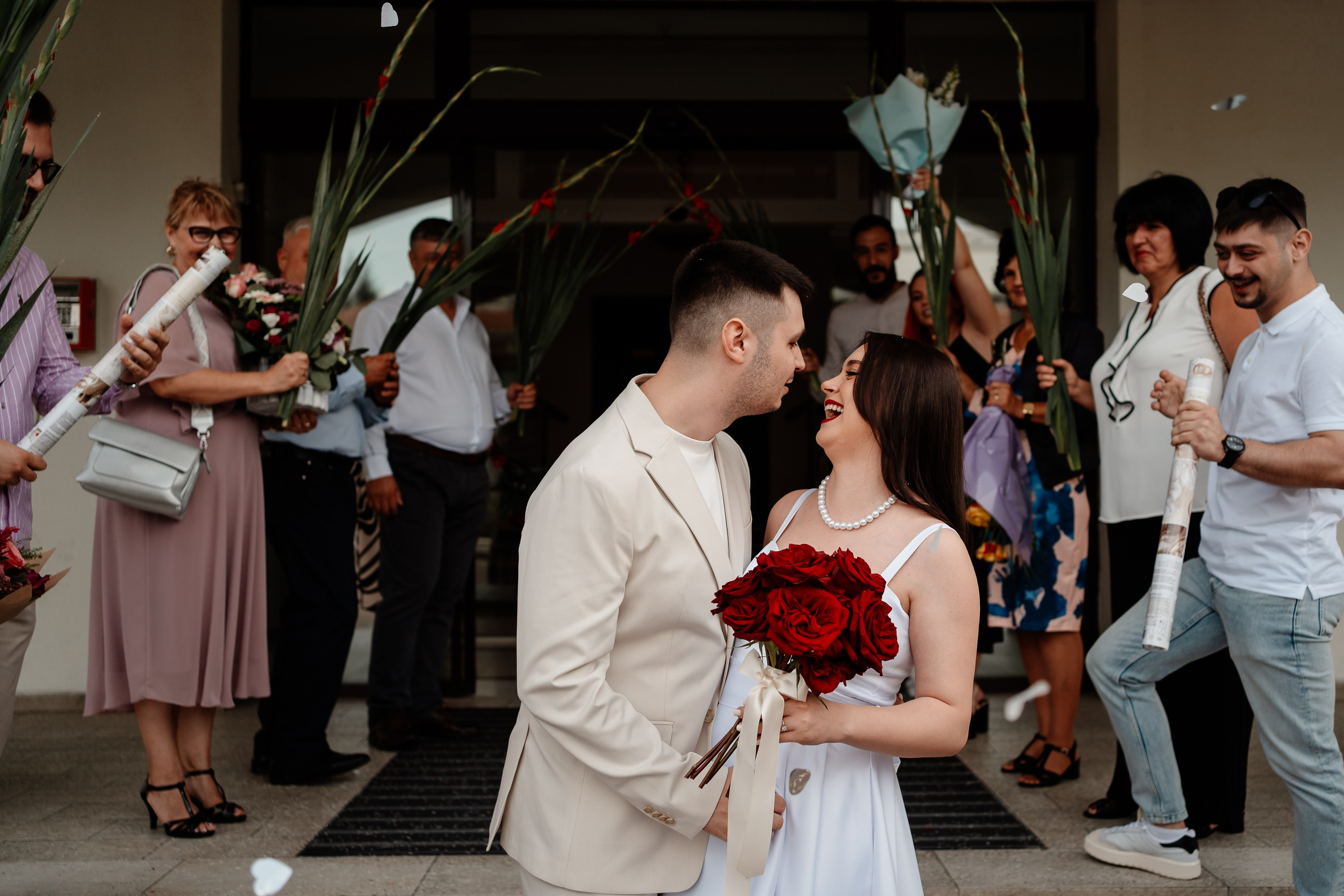 Miri fericiți în fața oficiului stării civile din Ilfov, celebrând începutul unei noi vieți împreună. Fotografie de cununie civilă, capturând naturalețea și bucuria momentului special.