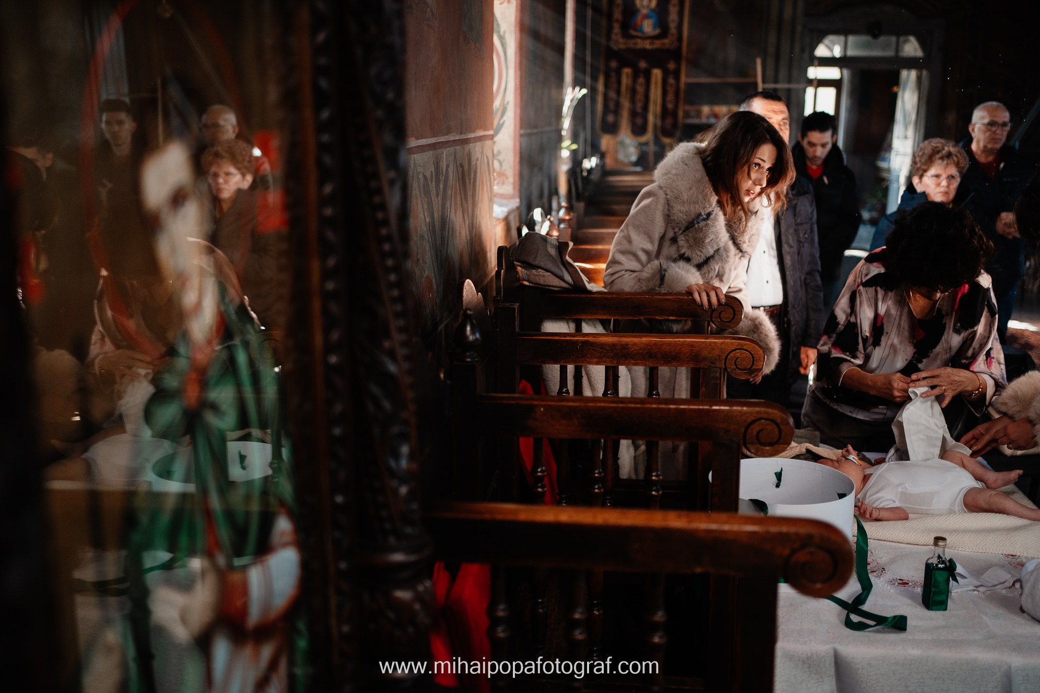 Instantaneu plin de tandrețe dintre părinți și bebeluș în ziua botezului, realizat în ilfov. Fotografie profesională de botez, capturând emoțiile autentice ale familiei într-un decor luminos și cald