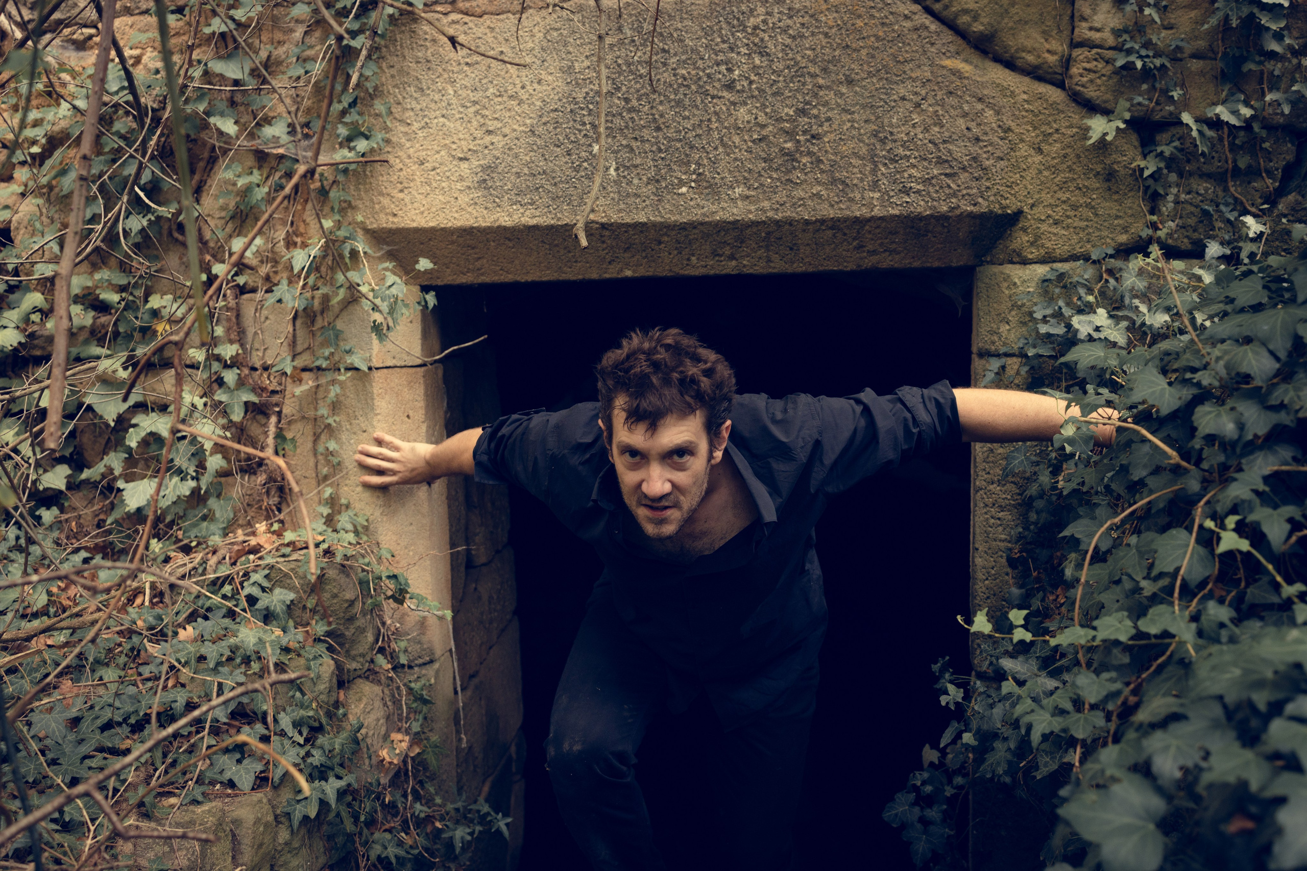 Portrait du portfolio d’un acteur Avignon Provence France. Histoires d’amour, séances photos de famille et de mariage en France