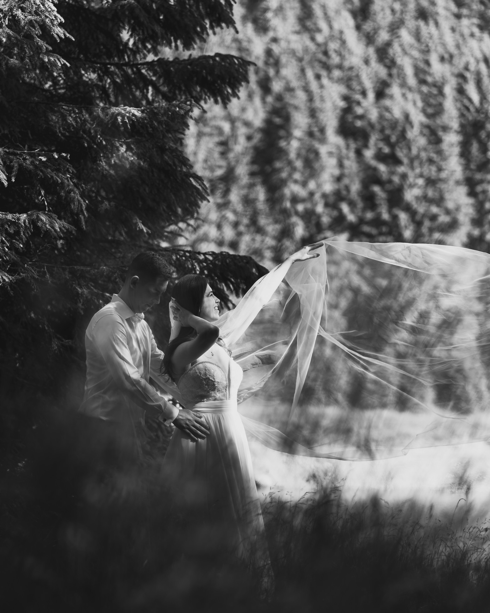 Moment emoționant între miri în ziua nunții, surprins într-un cadru natural și romantic, la Lacul Bolboci. Fotografie de nuntă profesională, editată artistic pentru a evidenția emoția și eleganța evenimentului.
