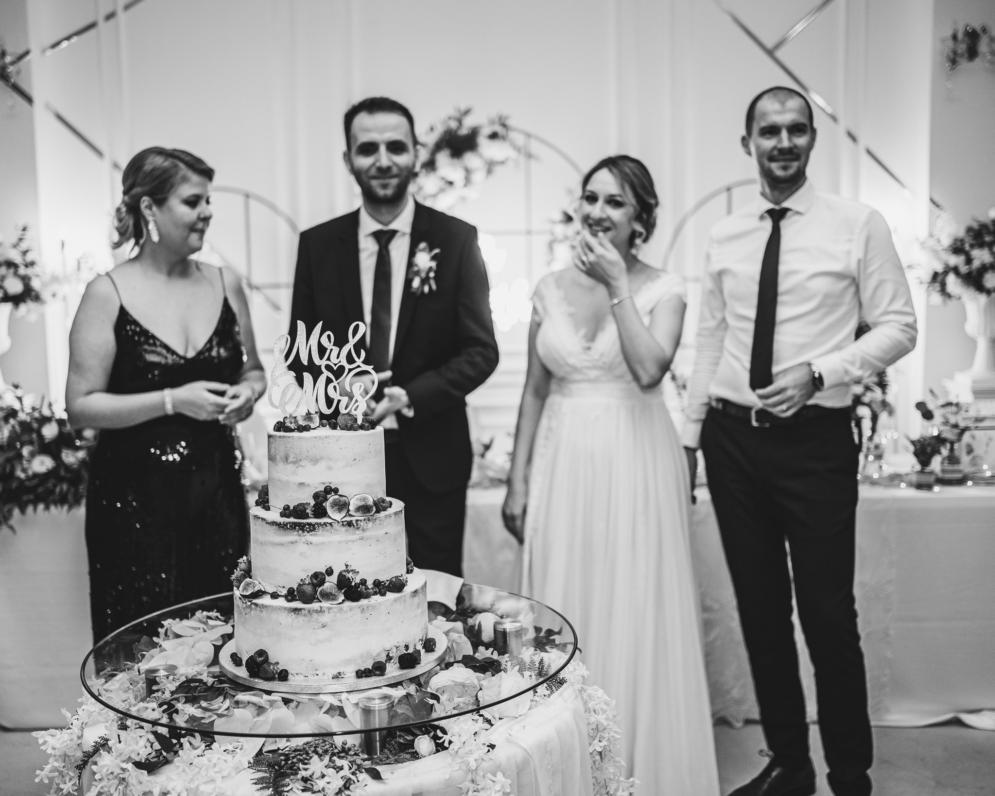 Moment emoționant între miri în ziua nunții, surprins într-un cadru natural și romantic, la Conacul din Livada. Fotografie de nuntă profesională, editată artistic pentru a evidenția emoția și eleganța evenimentului.