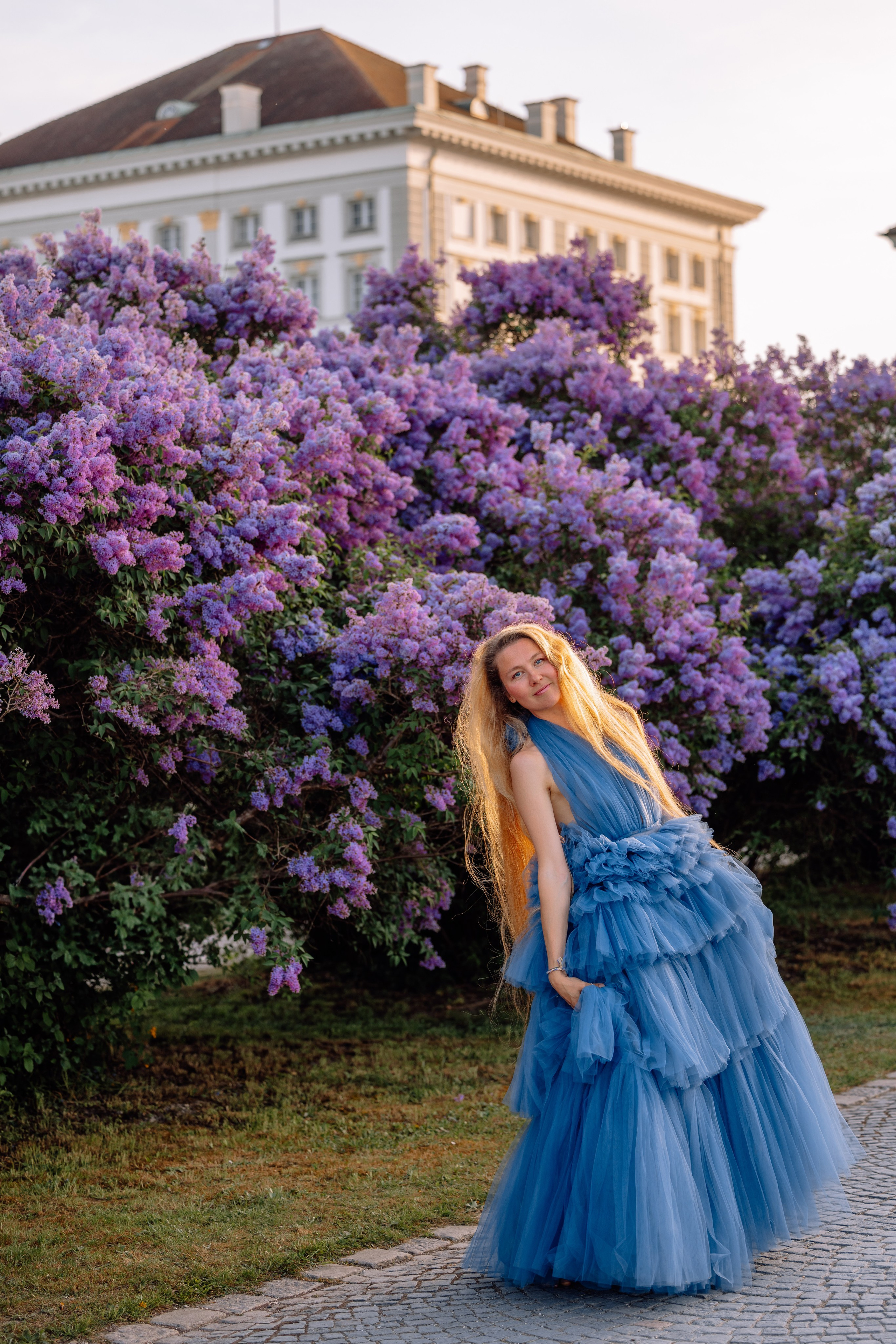 Wenn der Flieder beim Schloss Nymphenburg blüht. Hochzeitsfotograf München Taufe Familienfotograf Tanja Mauke