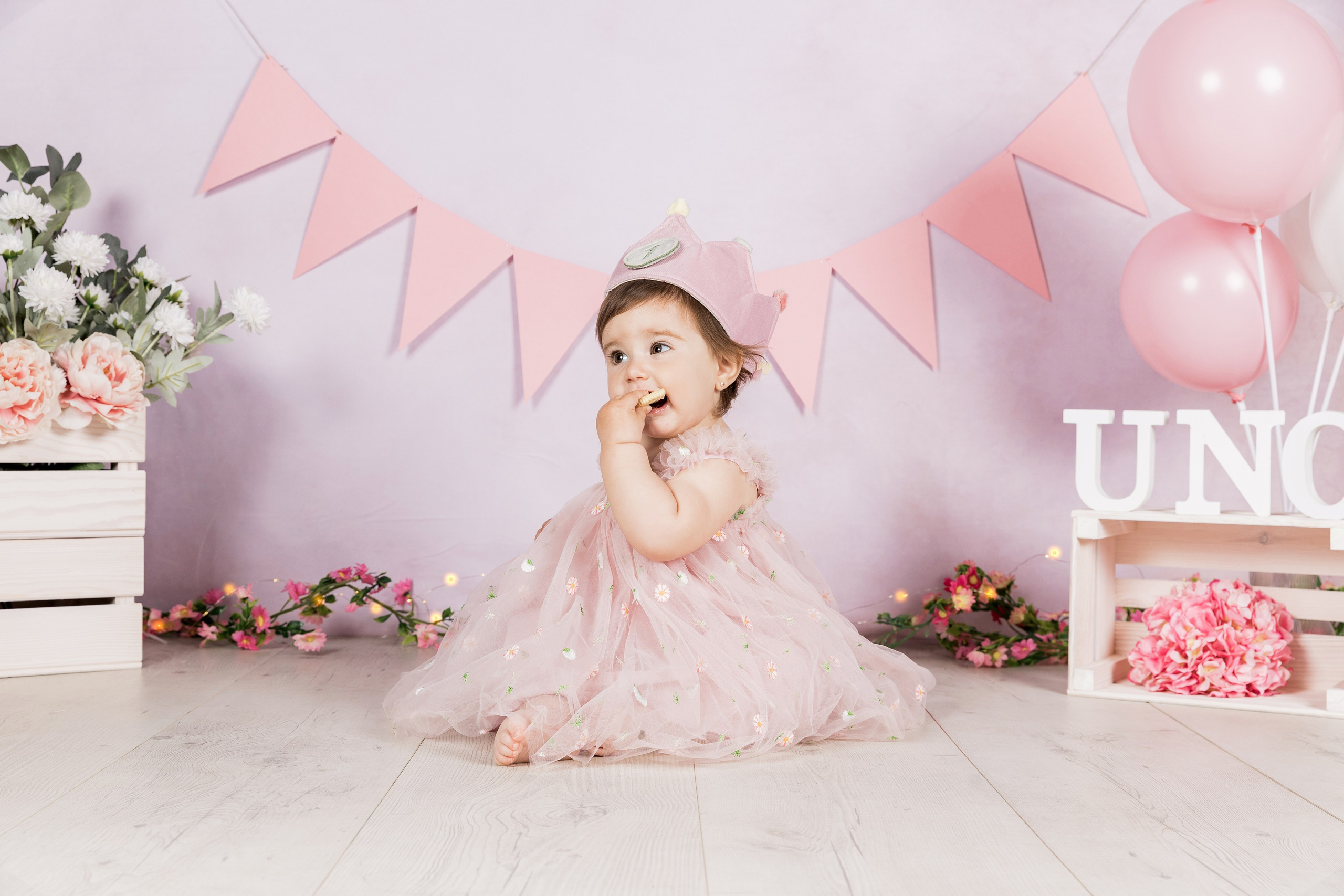 Sesión de fotos 1 año con familia y tarta | Rainbox. Rainbox Estudio de Fotografía