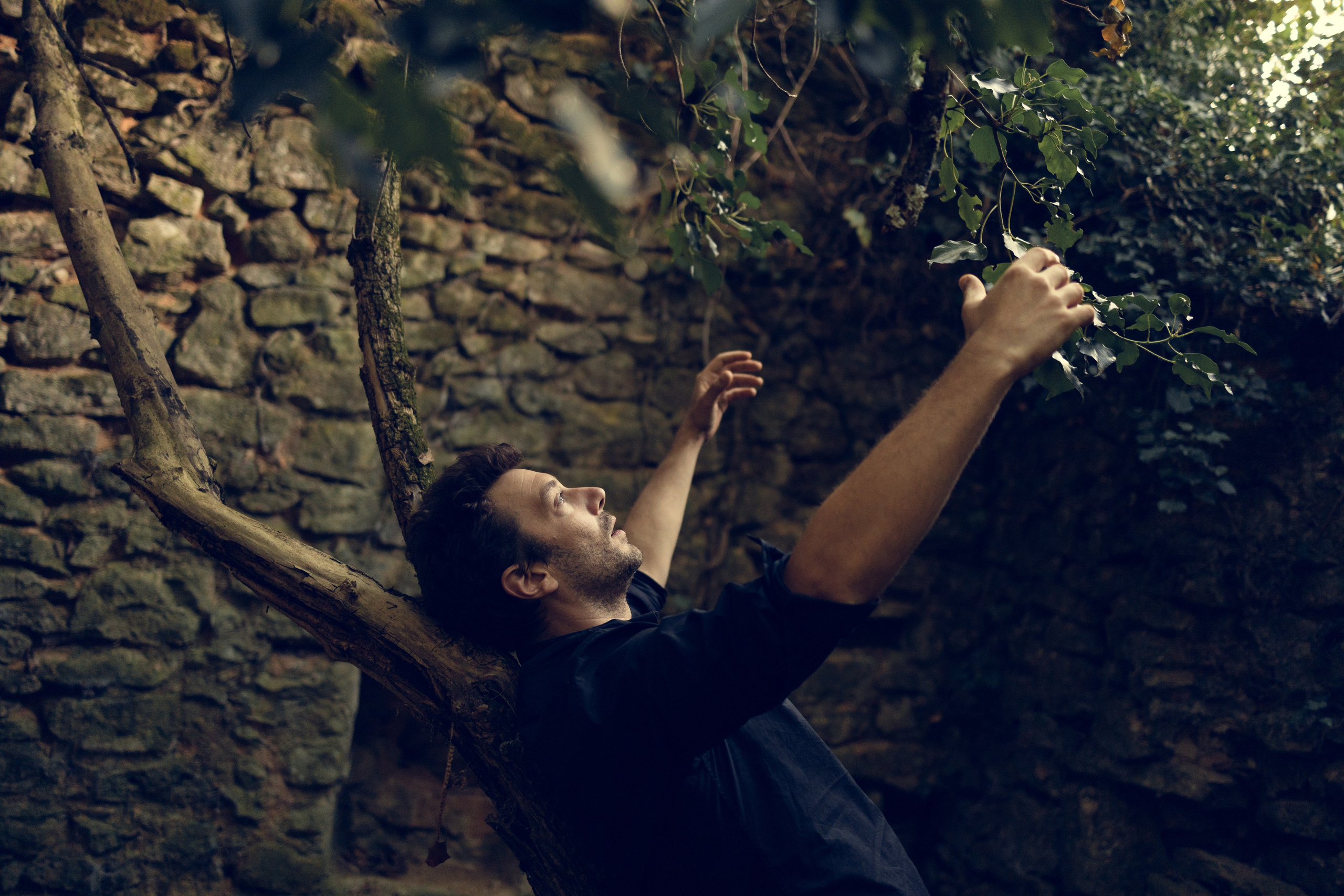 Portrait du portfolio d’un acteur Avignon Provence France. Histoires d’amour, séances photos de famille et de mariage en France