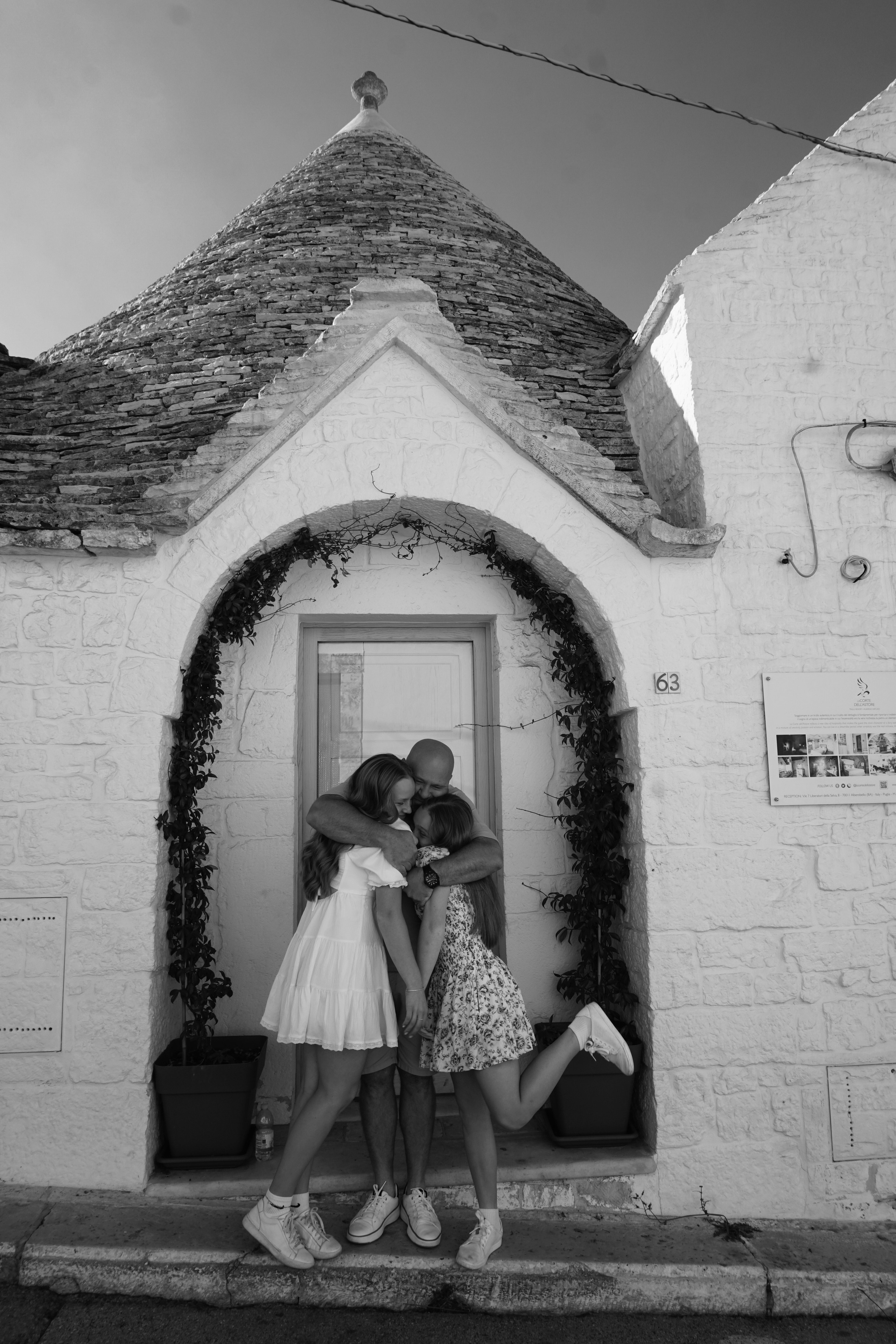 Passeggiata ad Alberobello con turisti americani felici. Videografa e Fotografa in Italia Sokhova Albina