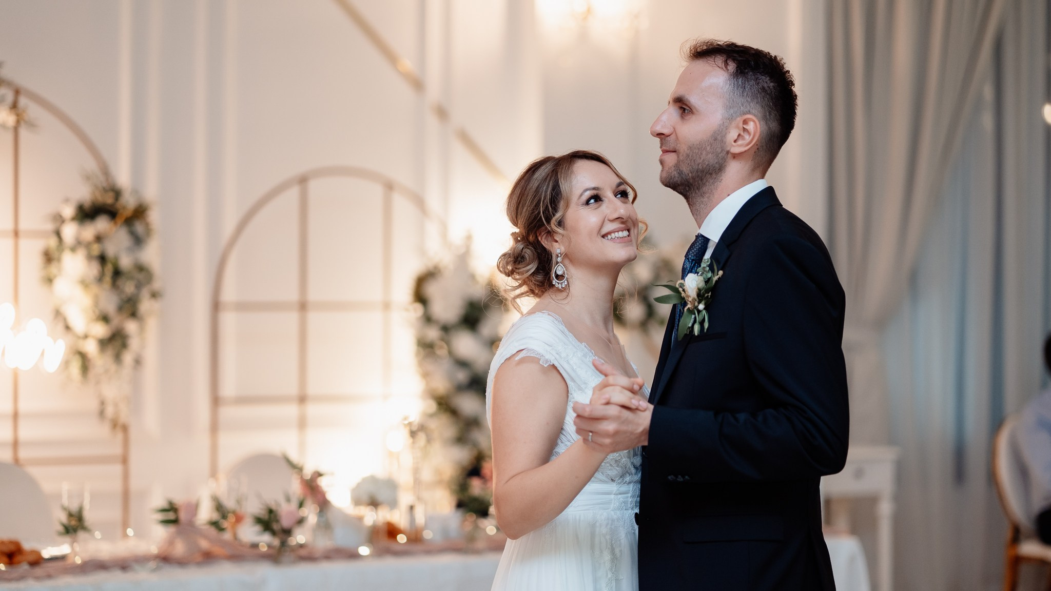 Moment emoționant între miri în ziua nunții, surprins într-un cadru natural și romantic, la Conacul din Livada. Fotografie de nuntă profesională, editată artistic pentru a evidenția emoția și eleganța evenimentului.