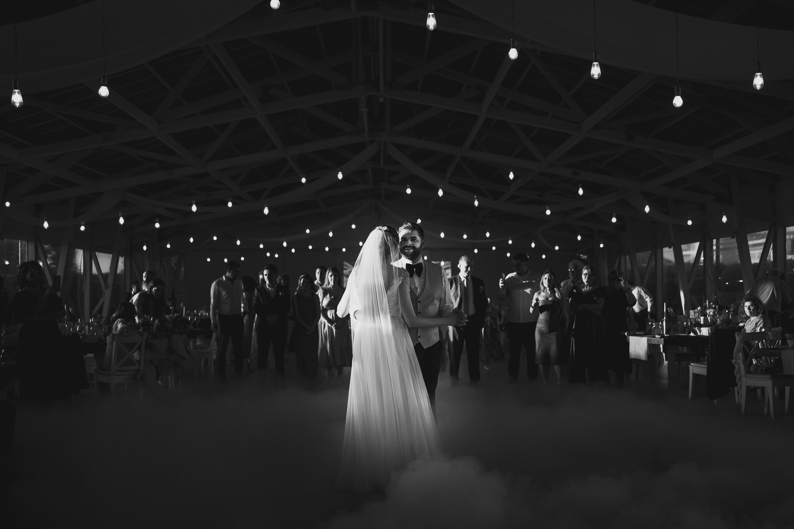 Moment emoționant între miri în ziua nunții, surprins într-un cadru natural și romantic, la Grădina Lahovari. Fotografie de nuntă profesională, editată artistic pentru a evidenția emoția și eleganța evenimentului.