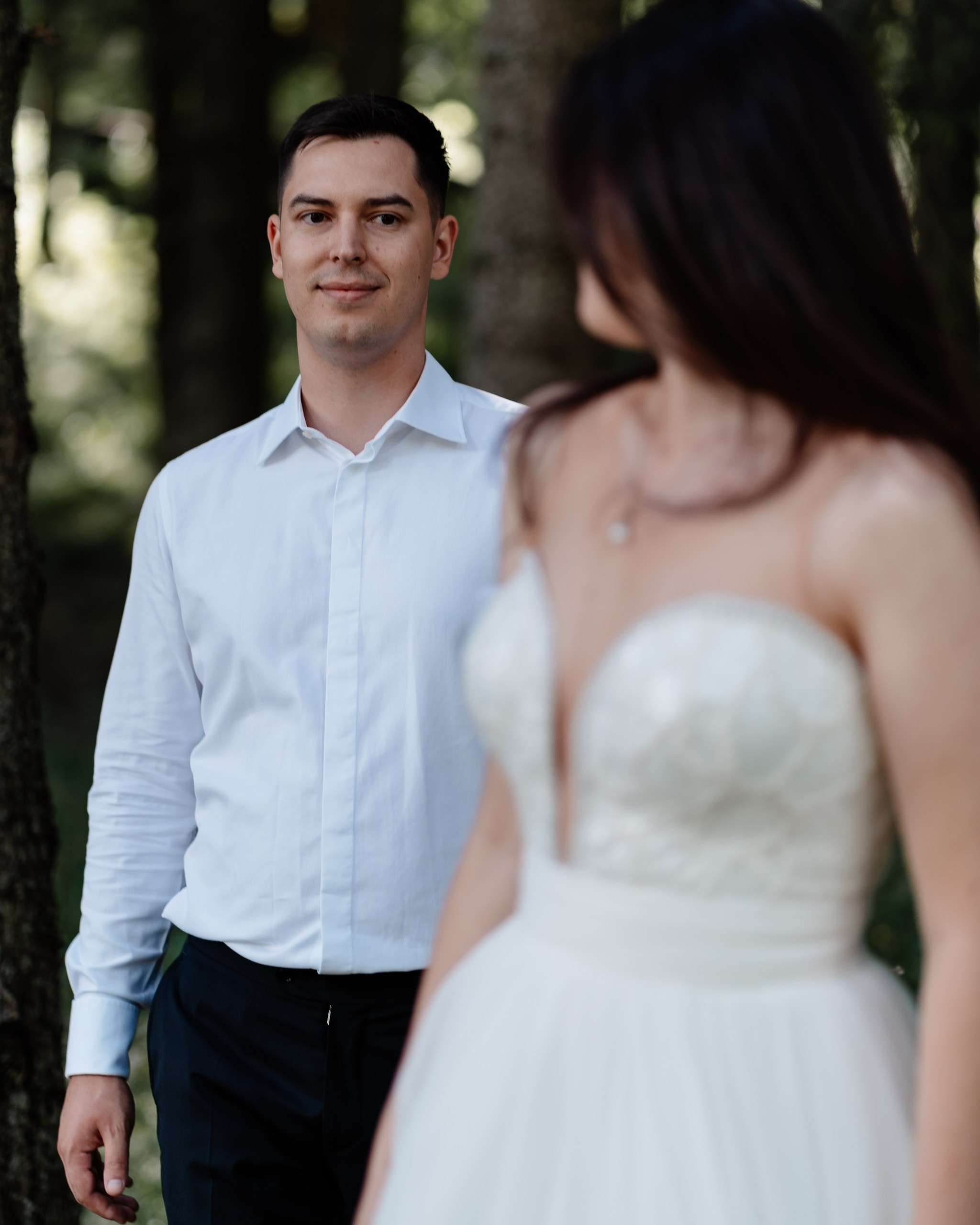 Moment emoționant între miri în ziua nunții, surprins într-un cadru natural și romantic, la Lacul Bolboci. Fotografie de nuntă profesională, editată artistic pentru a evidenția emoția și eleganța evenimentului.