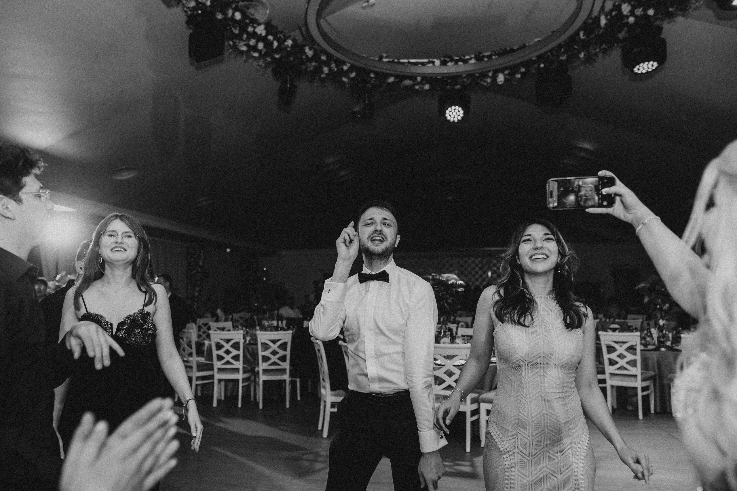 Cununie civila in aer liber , artificii de zi colorate , decor nunta , nunta la Hotel Traian. Proud Vision Weddings | Wedding Photography & Film — Servicii profesionale Foto Video Nunta Iasi