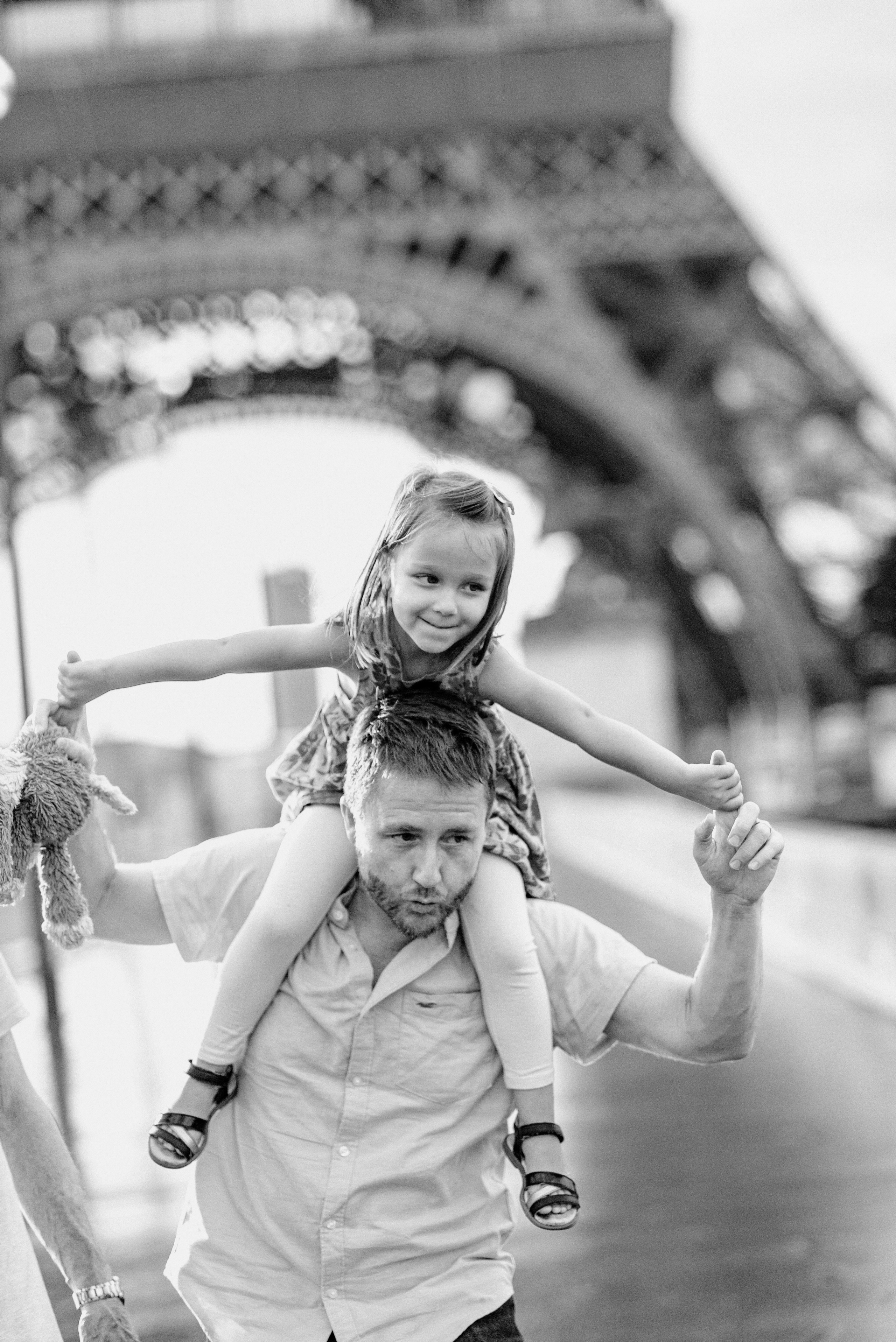 Семейные фото у Эйфелевой башни. Photographe lifestyle à Paris