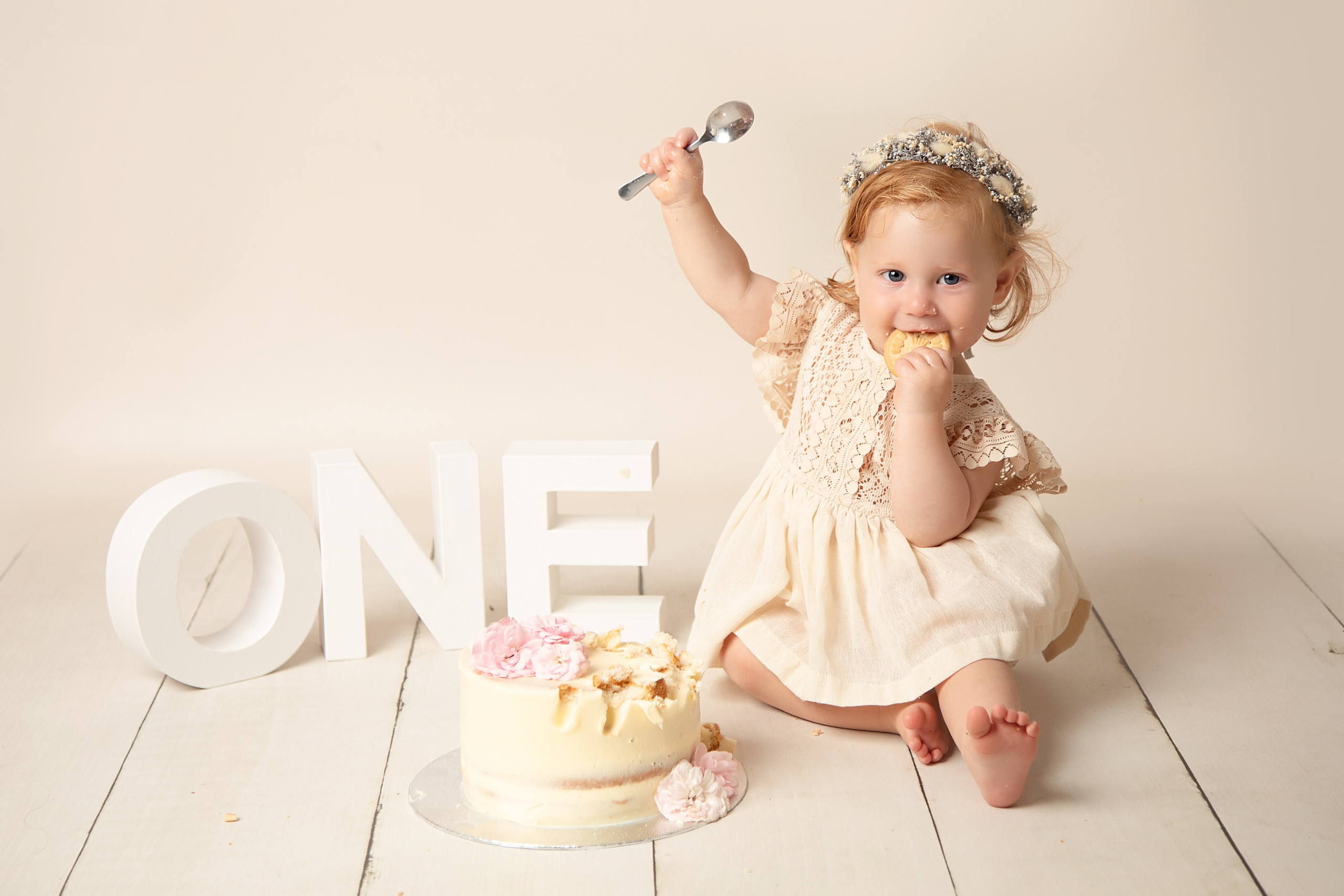 En personlig fotografering för ditt barns första födelsedag, där varje skratt och leende fångas i en minnesvärd bild.
