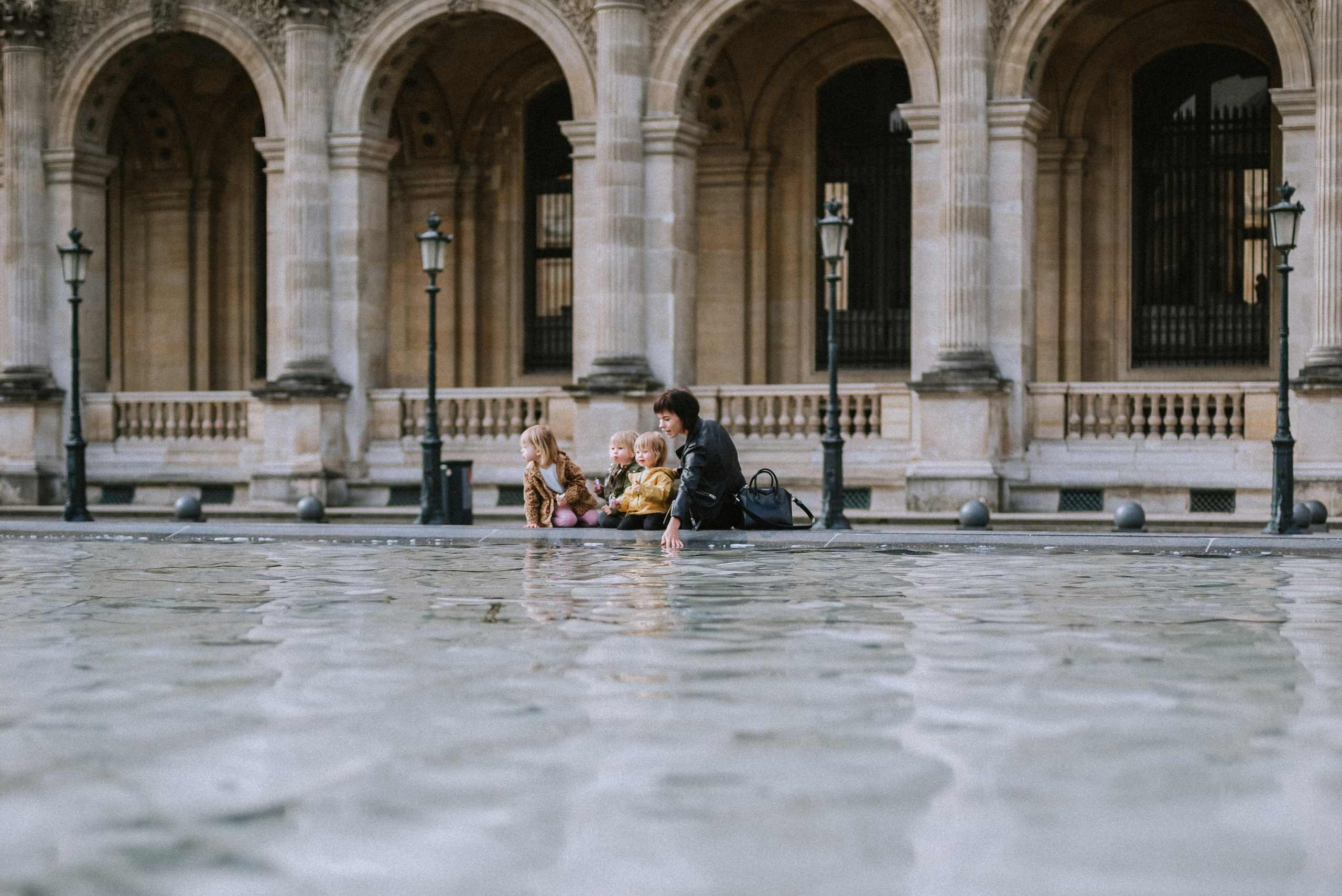 Lifestyle family walk in Tuileries Gardens. Ksenia Marchand/ Lifestyle photographer in Paris