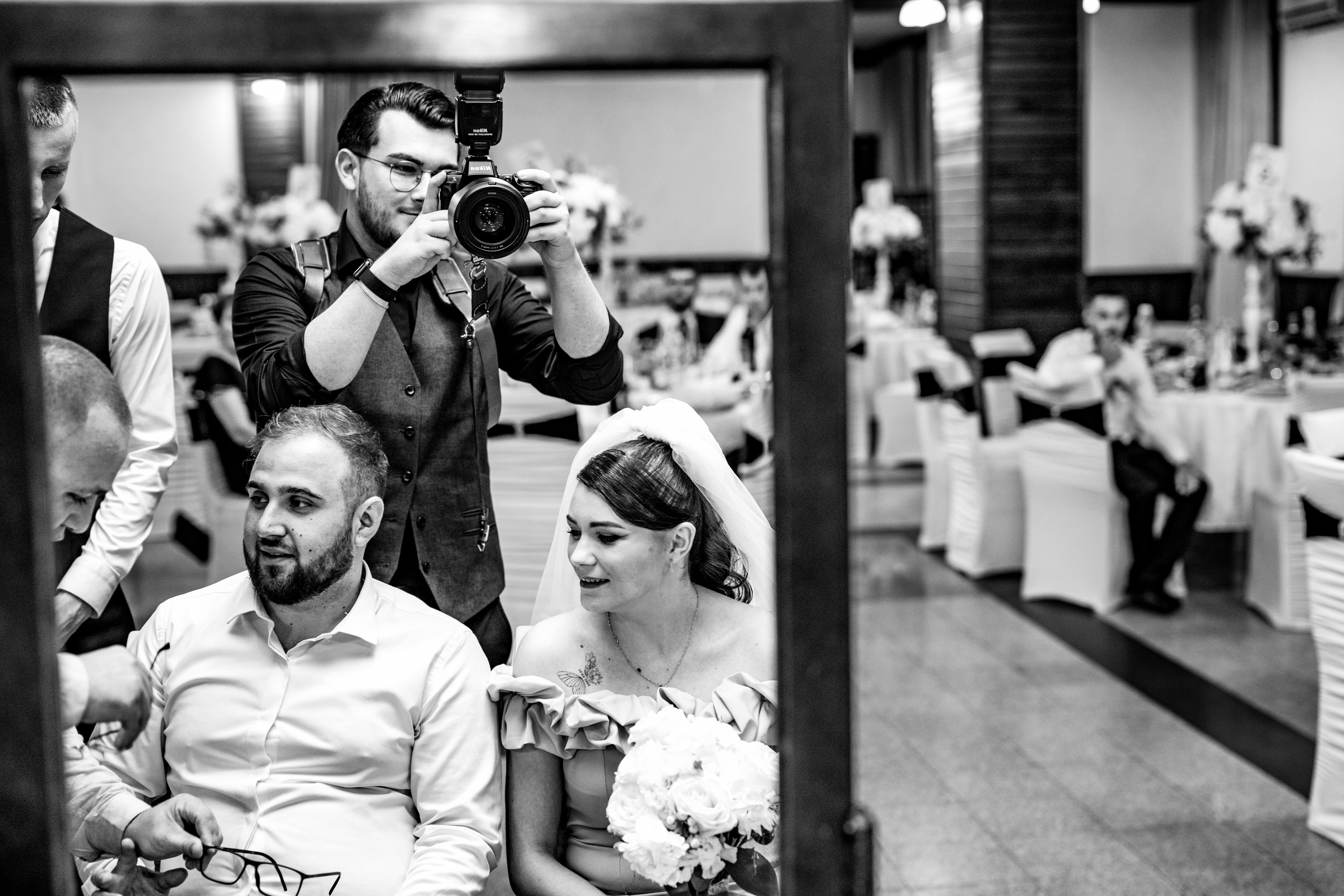 Fotograf profesionist de nuntă. Cu o abordare creativă și tehnici unice, spunem povestea voastră prin imagini pline de iubire și naturalețe. Descoperă arta fotografiei de nuntă . Fotograf Iasi, fotograf de nunta Suceava. Fotografii de nuntă. Pachet fotografii de nuntă. Fotograf Iasi, fotograf Suceava, fotograf Botosani, fotograf Romania. Servicii foto nuntă. Servicii foto-video.