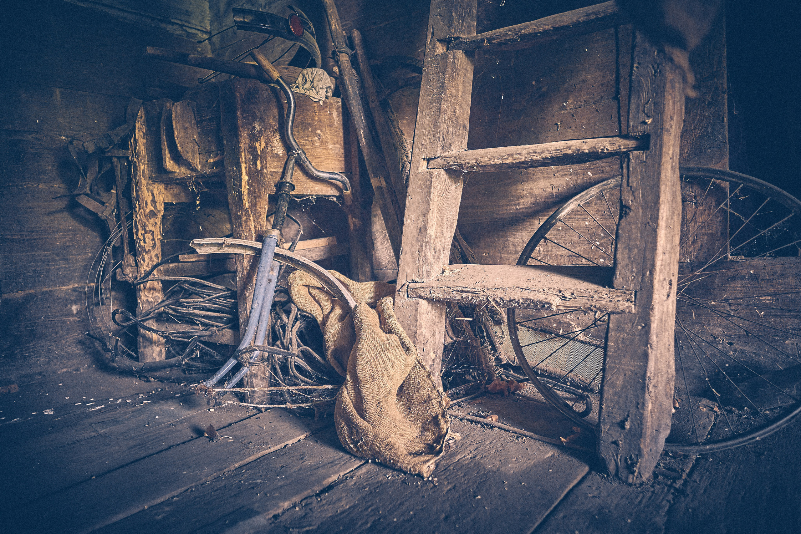 Andriej Szypiłow - Fotograf i Wideograf - Reportaż artystyczny - wizyta rodzinna in the middle of nowhere. Zabita dechami wieś na granicy Białorusi i Polski.