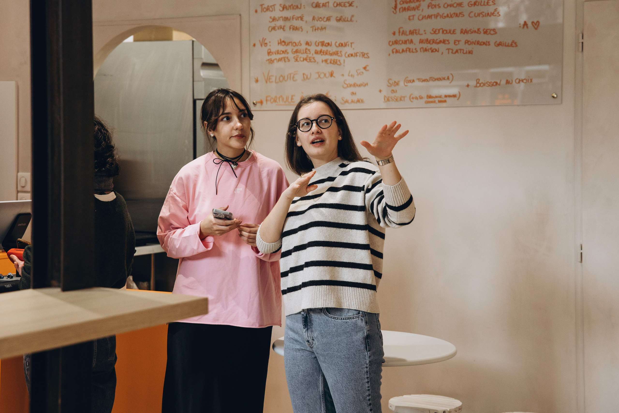 Event photo session for Art brunch Toulouse. Eugenie Smirnova — wedding, corporate and lifestyle photographer in Toulouse and Southwest France