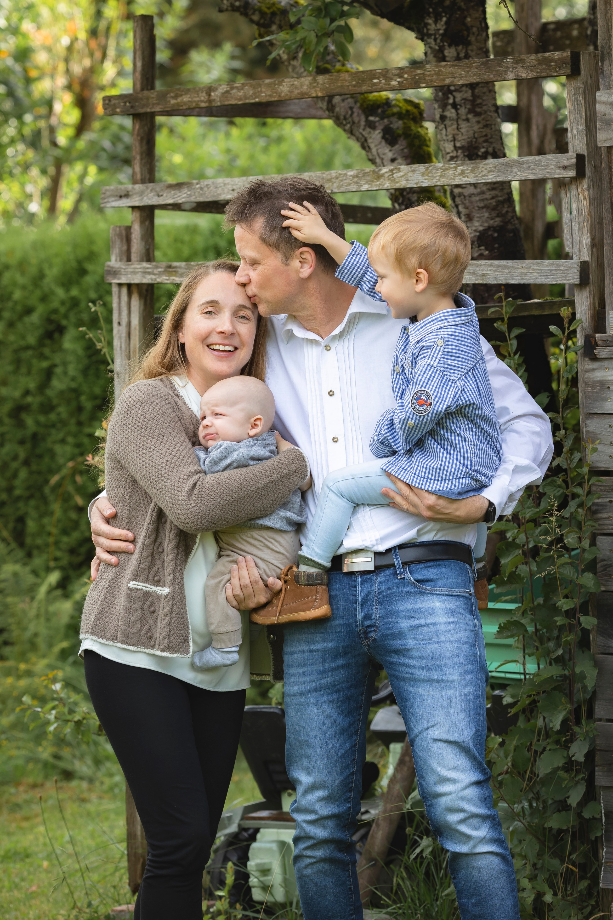 Familienfotografie Lindenberg, Familienfotograf Allgäu, Familien Fotoshooting Bayern, Kinder und Eltern Fotoshooting Lindenberg, Familienportraits Allgäu, Professionelle Familienfotografie Bayern, Familienfotos draußen Lindenberg, Familienbilder drinnen Allgäu, Outdoor Familienfotos Bayern, Familienshooting Lindenberg