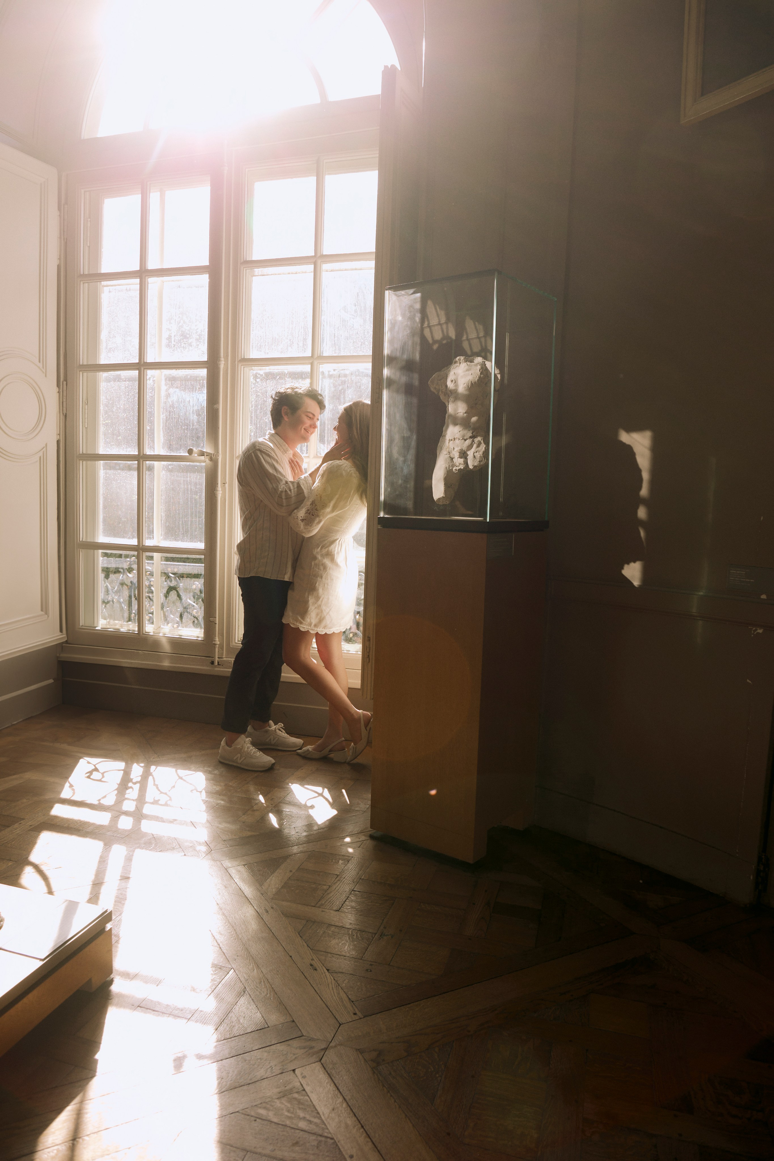 Hannah & Drew museum engagement. Photographer in Paris