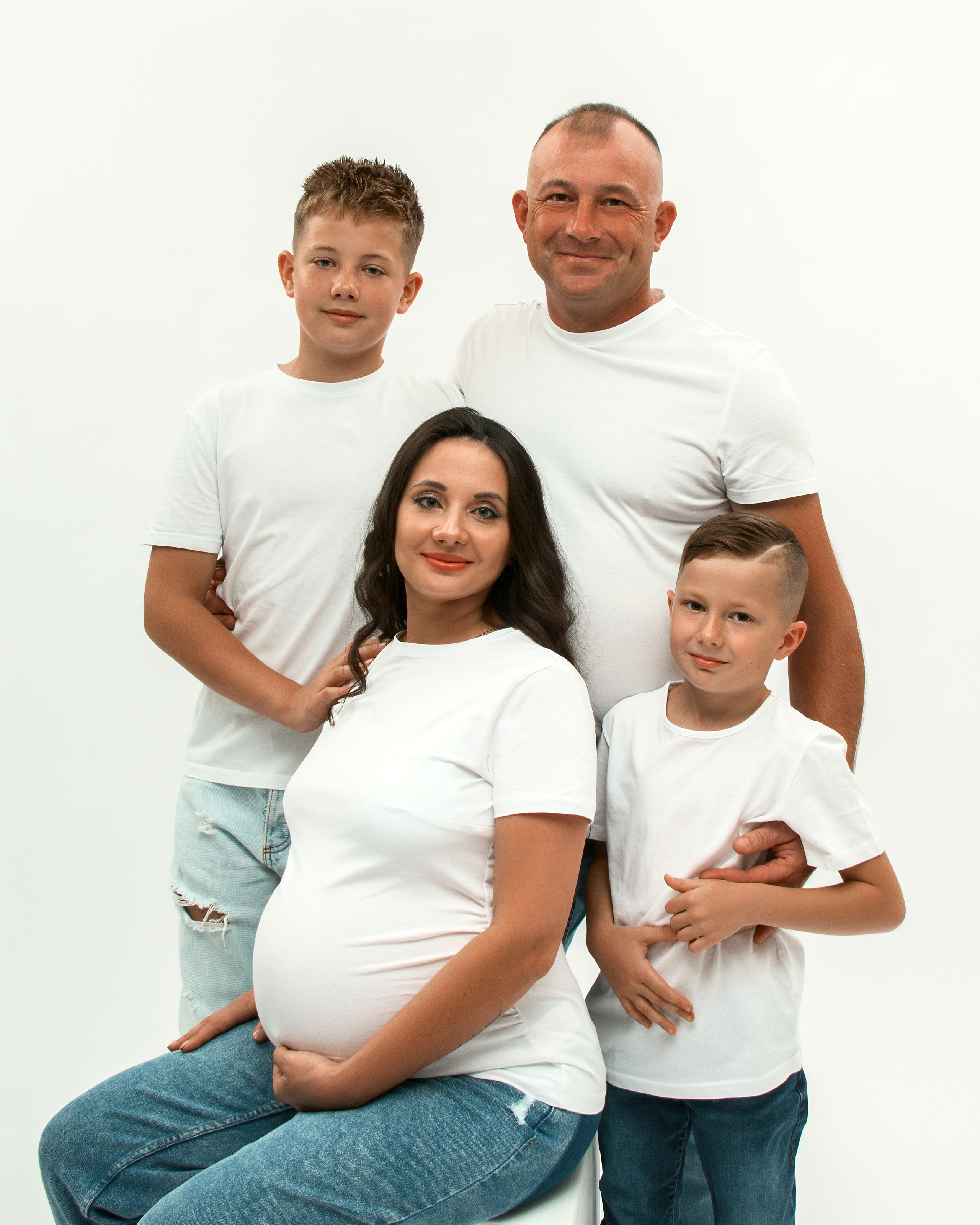 Galina mit Ehemann und zwei Söhnen – liebevolles Familienporträt vor der Geburt