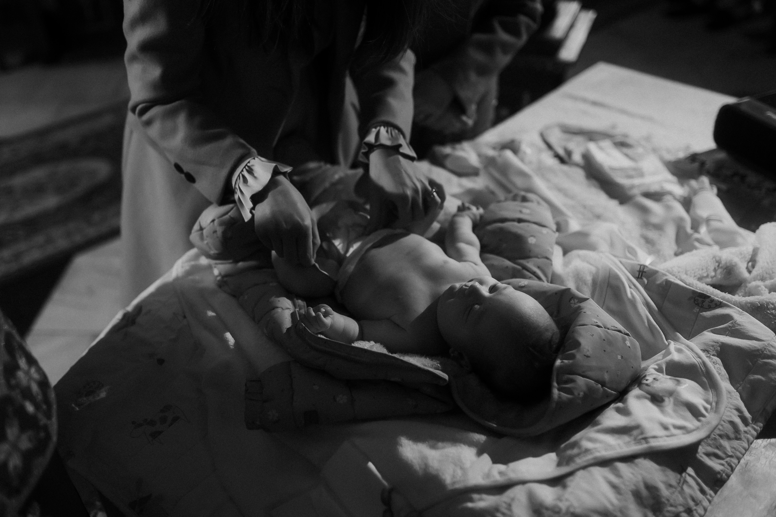  foto de botez cu imagini unice din biserică, realizate cu lumină naturală