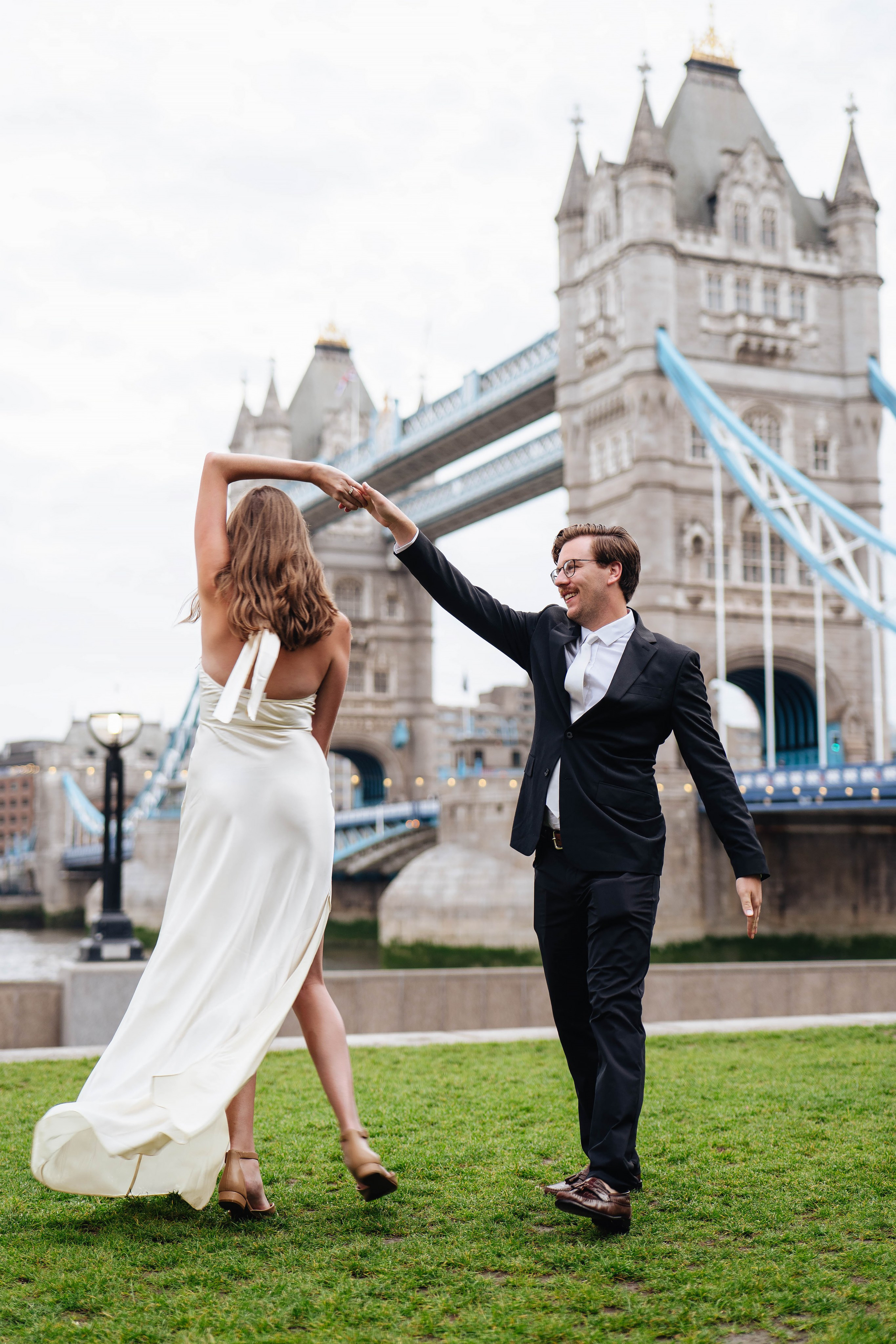 Love near Tower. Wedding and family photographer in London