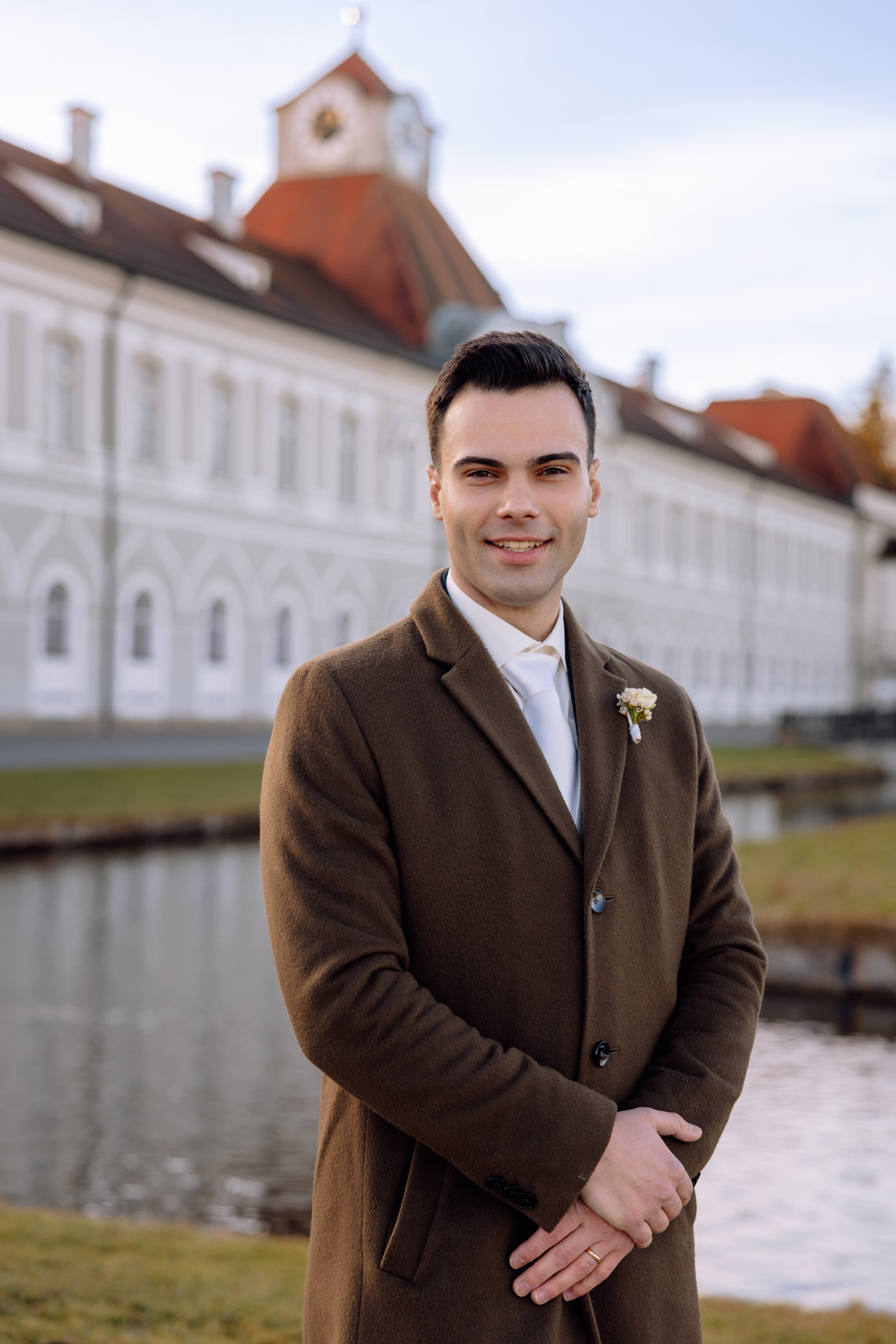 Nahaufnahme des Bräutigams vor dem Schloss Nymphenburg