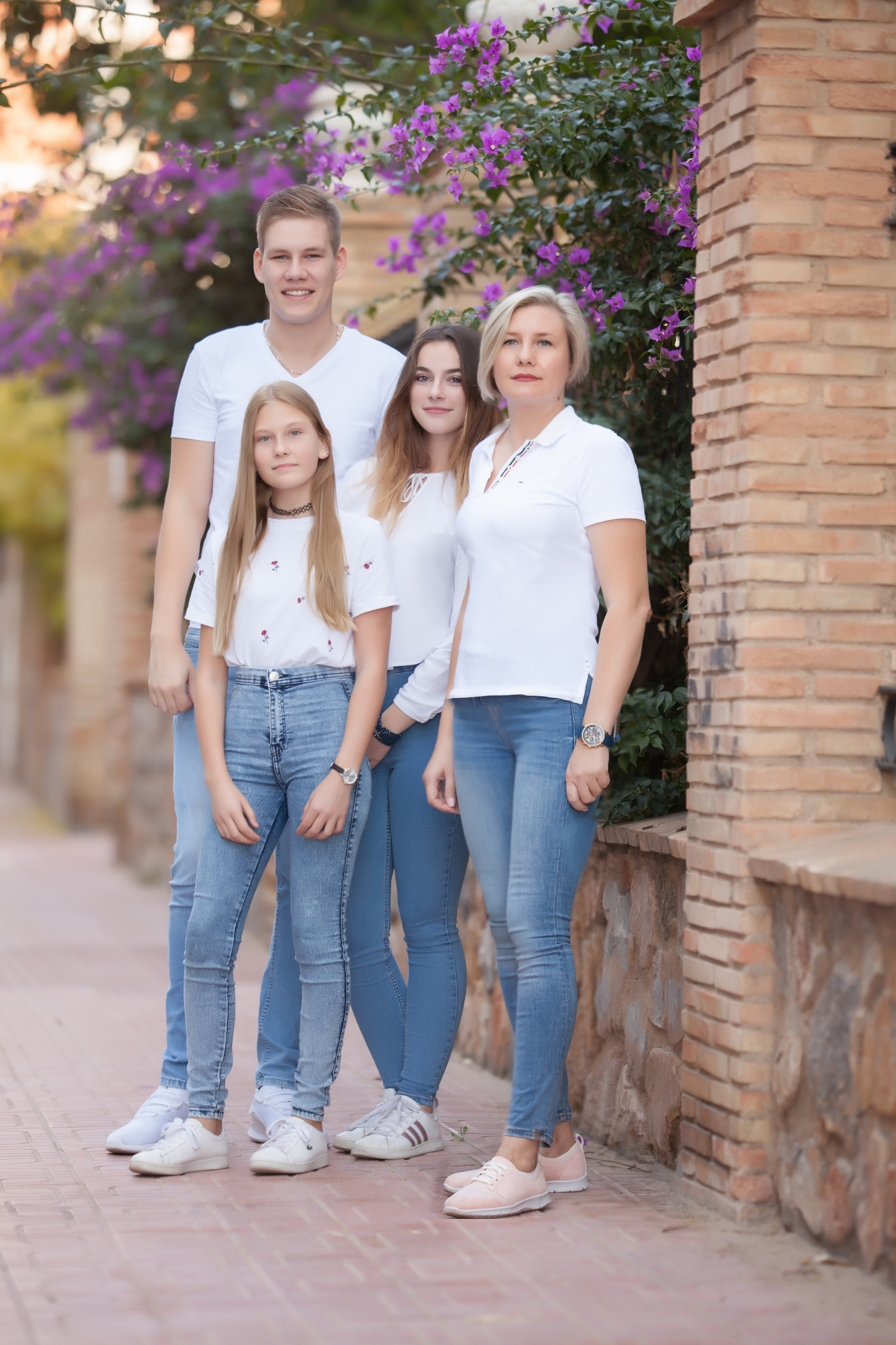 Under palm. Family and real state photographer in Haugesund Dina Vikra