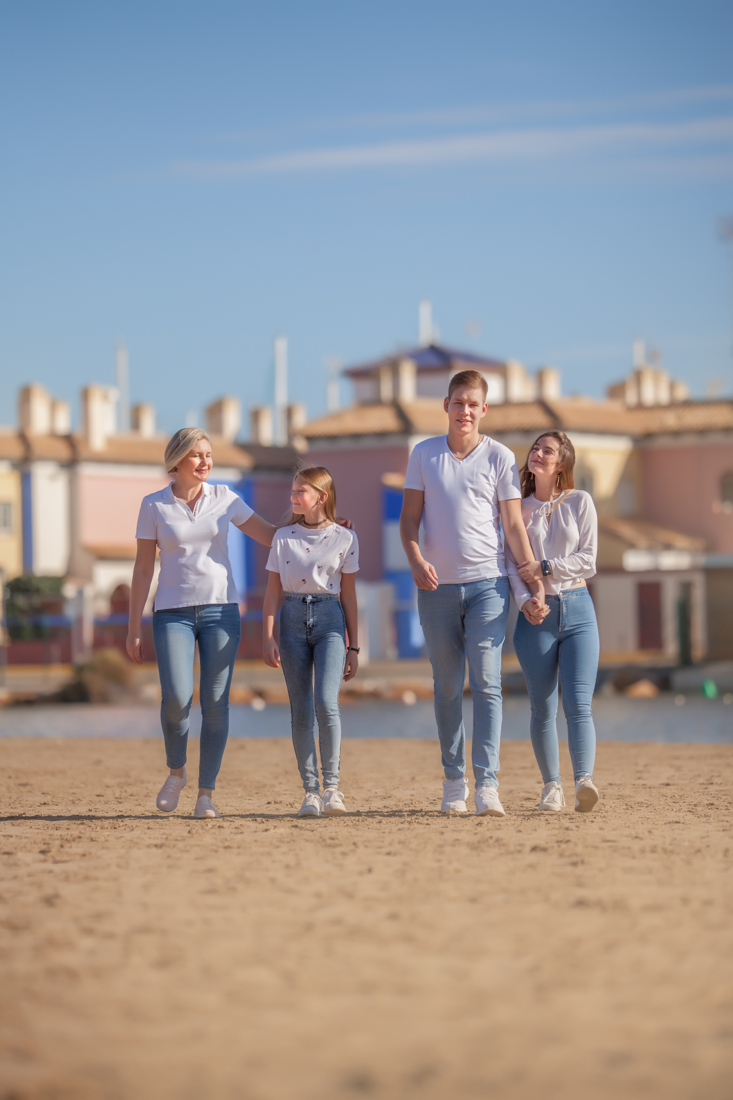 Under palm. Family and real state photographer in Haugesund Dina Vikra