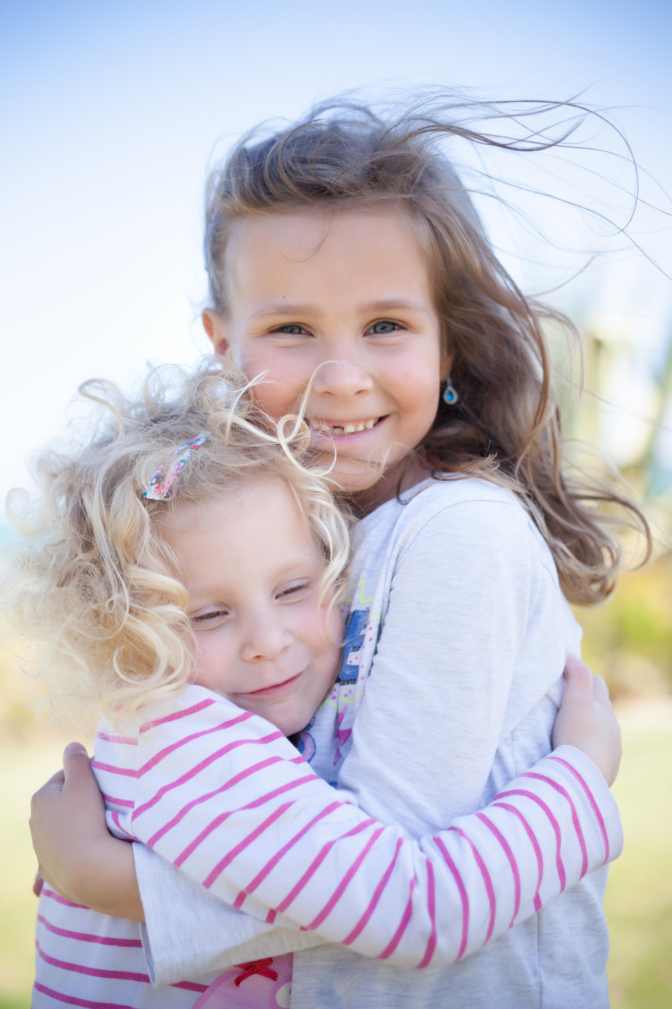 Sisters. Family and real state photographer in Haugesund Dina Vikra