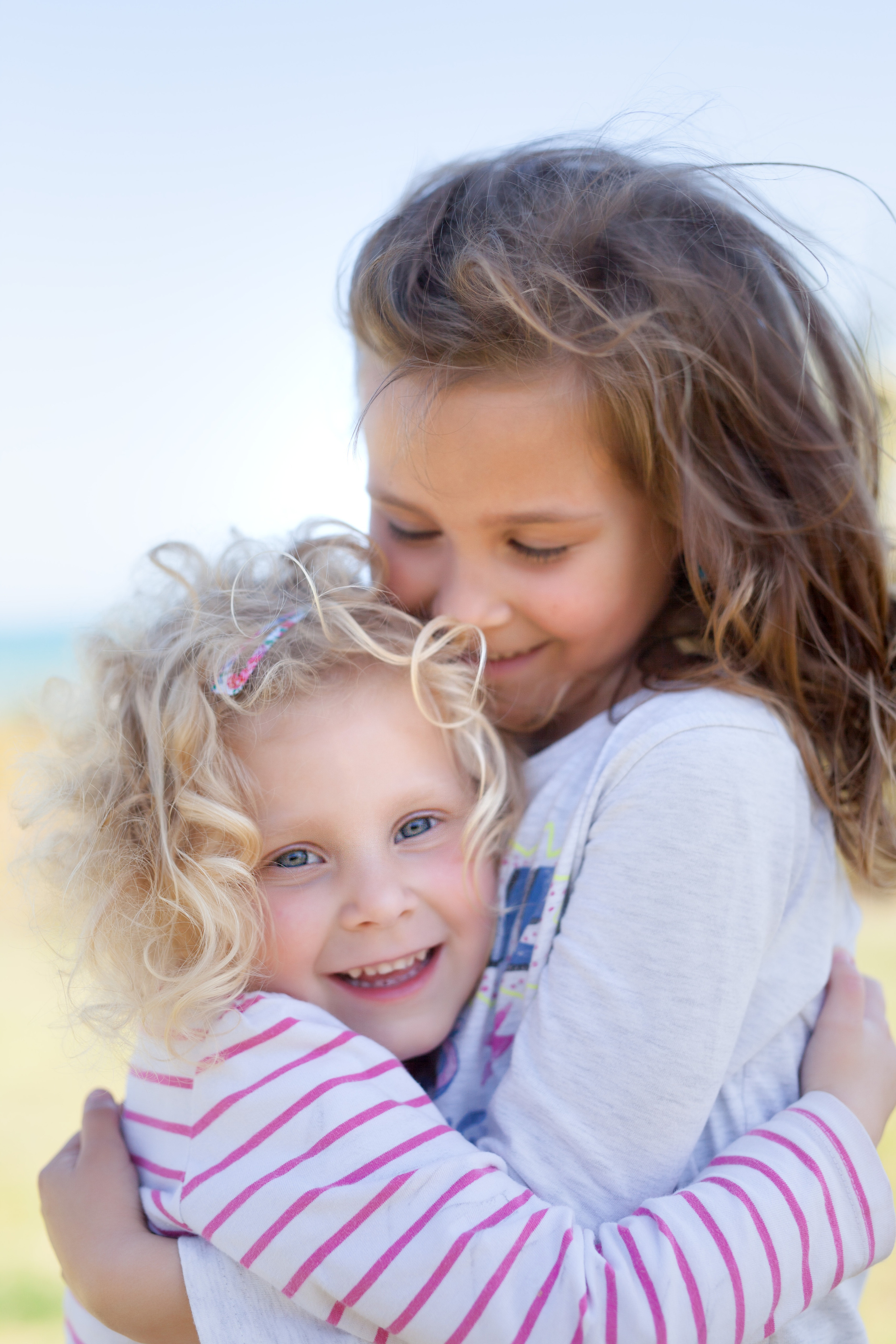 Sisters. Family and real state photographer in Haugesund Dina Vikra