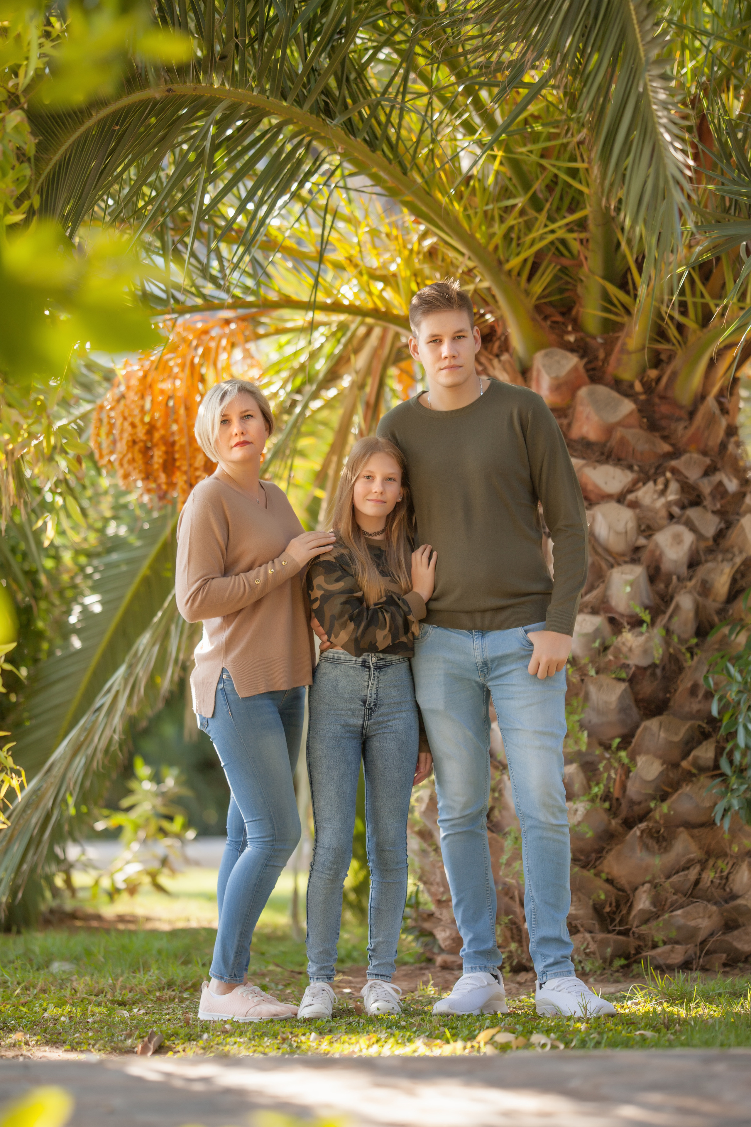 Under palm. Family and real state photographer in Haugesund Dina Vikra