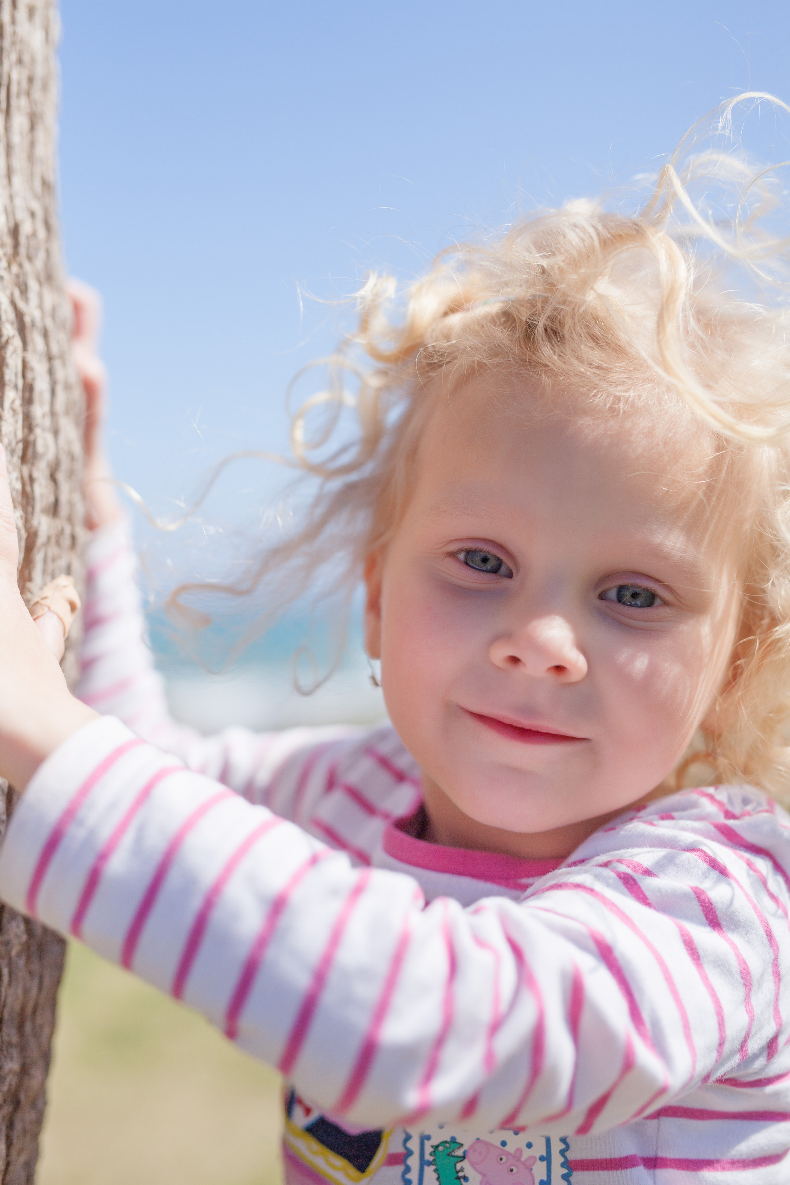 Sisters. Family and real state photographer in Haugesund Dina Vikra