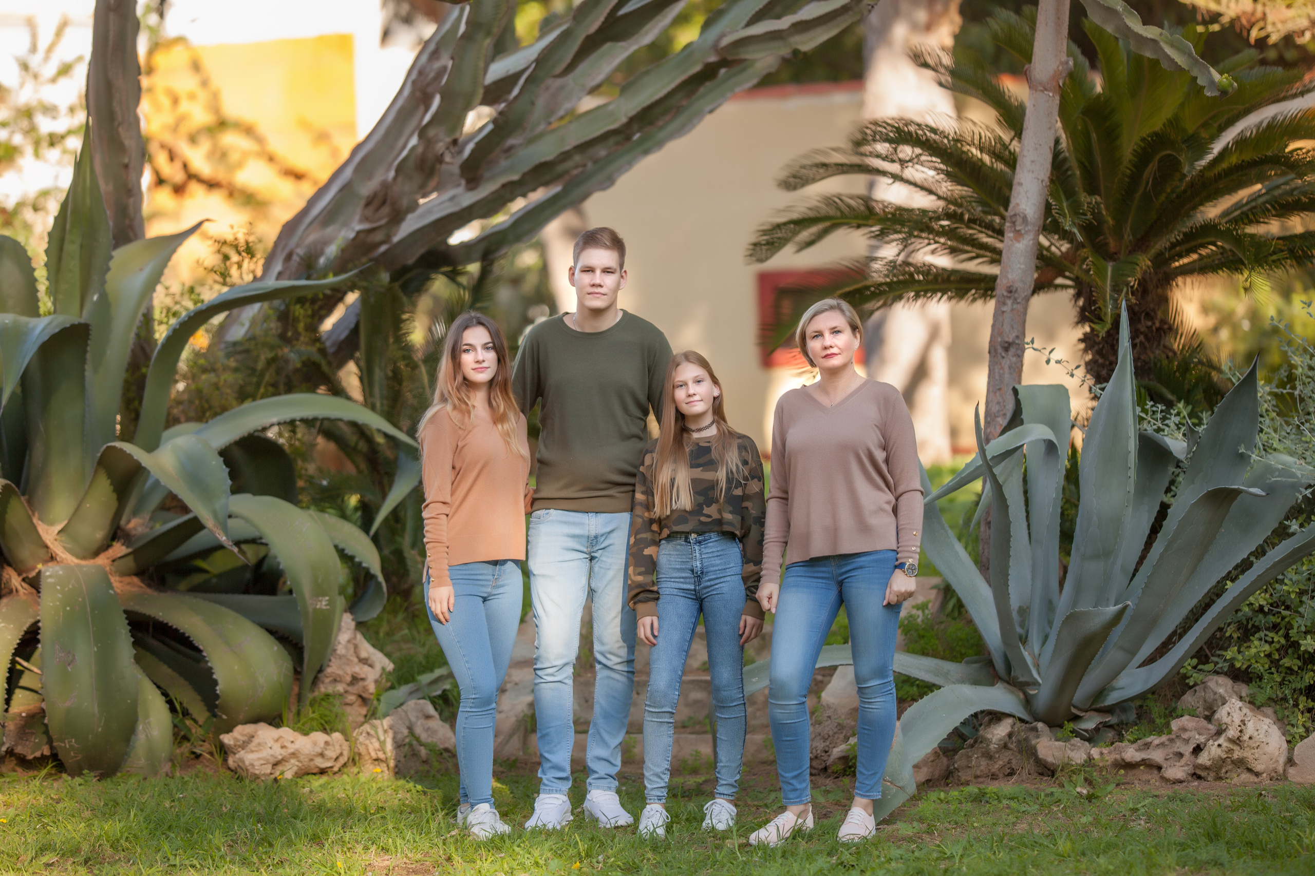 Under palm. Family and real state photographer in Haugesund Dina Vikra