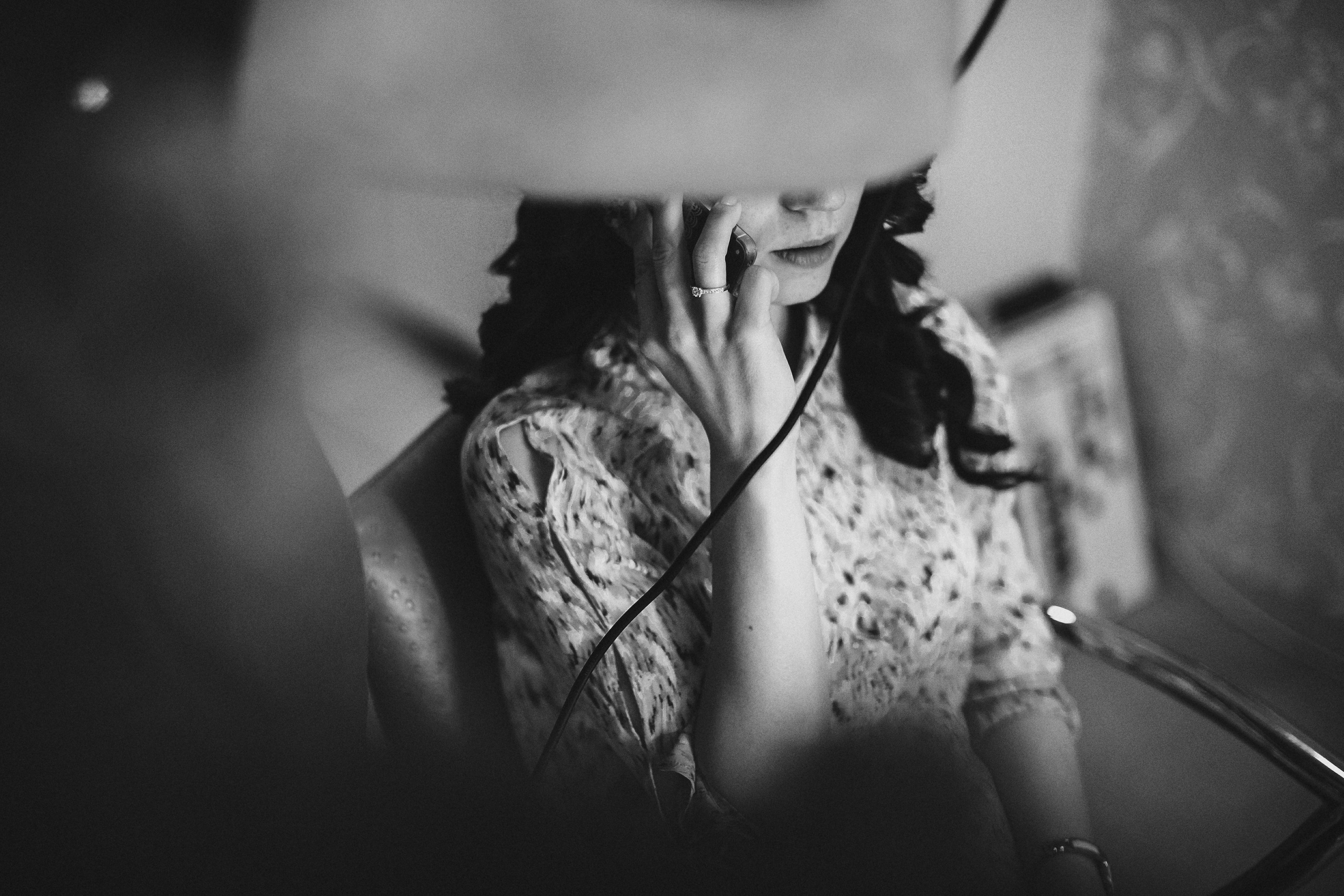 невеста красивые фотки разговор по телефону чёрно-белая утро подготовка Фотограф в Ирландии