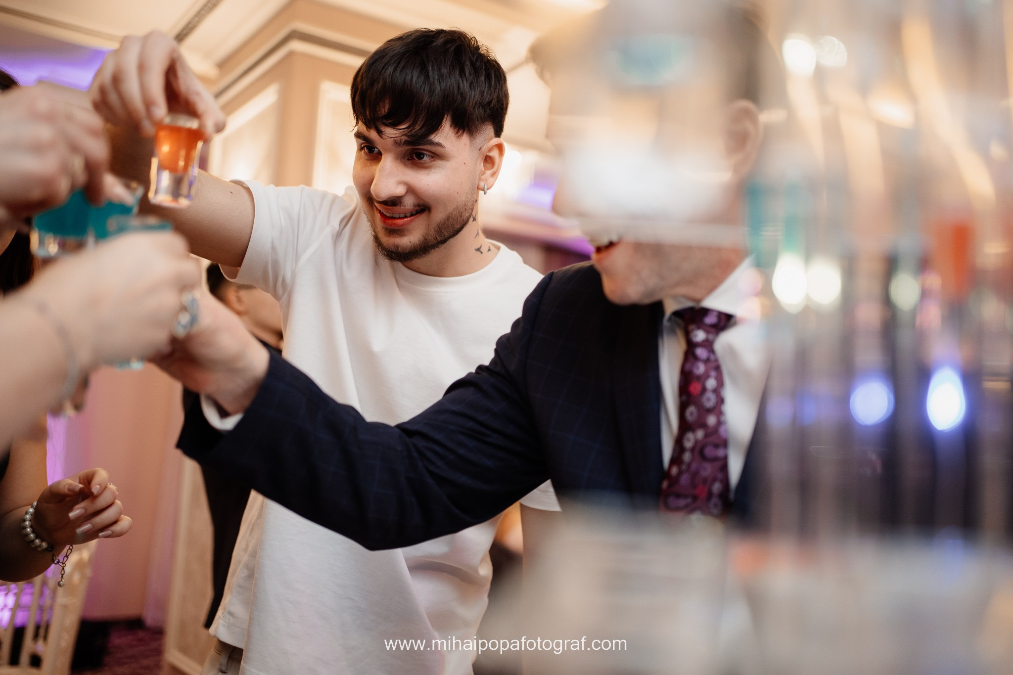 Moment emoționant între miri în ziua nunții, surprins într-un cadru natural și romantic, la Cazinoul Constanta. Fotografie de nuntă profesională, editată artistic pentru a evidenția emoția și eleganța evenimentului.