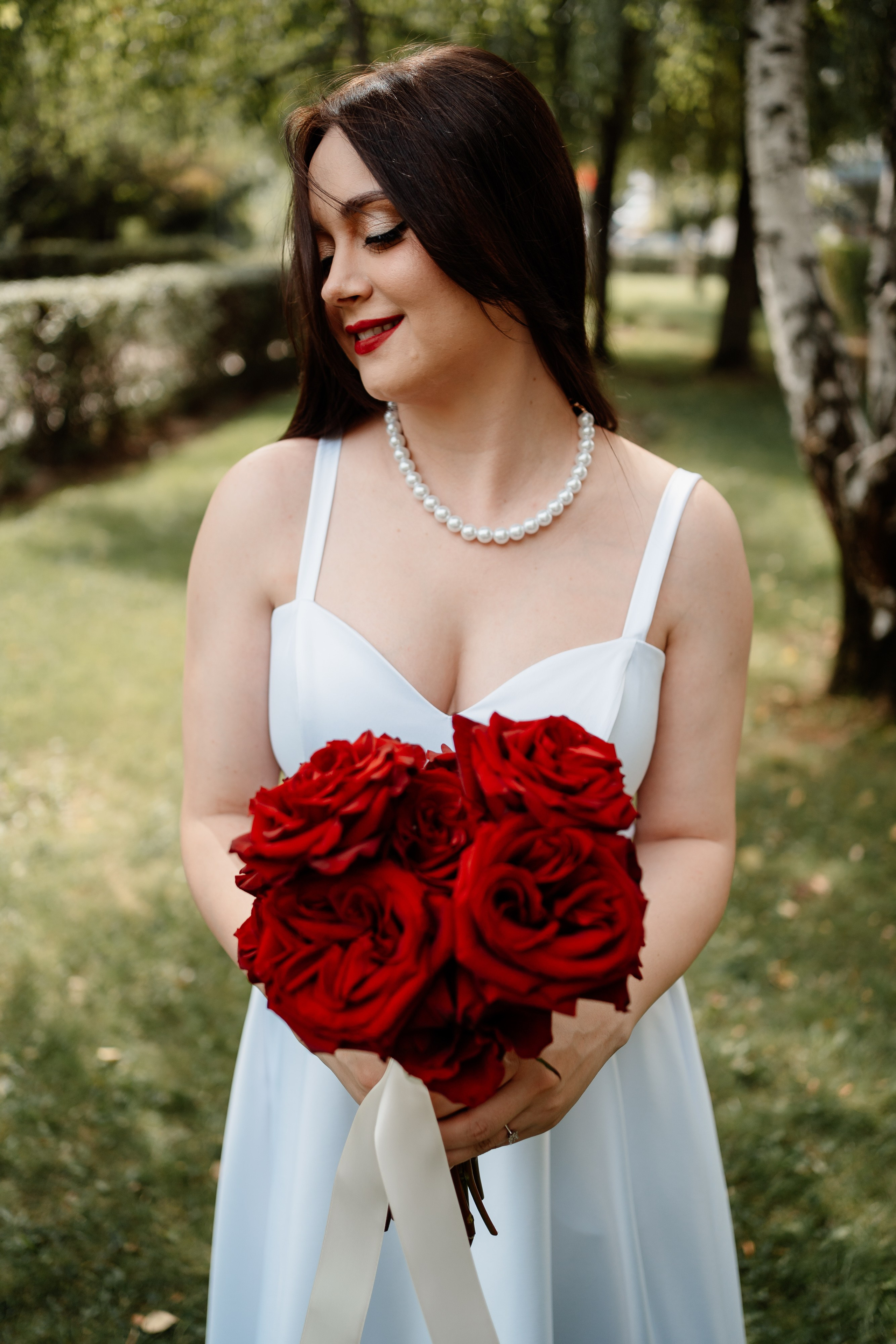 Miri fericiți în fața oficiului stării civile din Ilfov, celebrând începutul unei noi vieți împreună. Fotografie de cununie civilă, capturând naturalețea și bucuria momentului special.